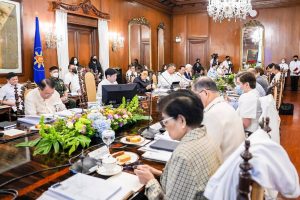 Pinangunahan ni Pangulong Ferdinand R. Marcos Jr. ang unang Cabinet meeting para sa taong 2023 ngayong Martes, Enero 10 sa Malacañang, kung saan ipinagpatuloy ang pagtalakay sa mga nagawa ng bawat ahensya ng pamahalaan noong nakaraang taon. Pinag-usapan din sa pulong ang plano at programa ng bawat ahensya ngayong 2023 na magpapatuloy sa nasimulang mga hakbang ng administrasyon ni PBBM tungo sa maunlad na ekonomiya.