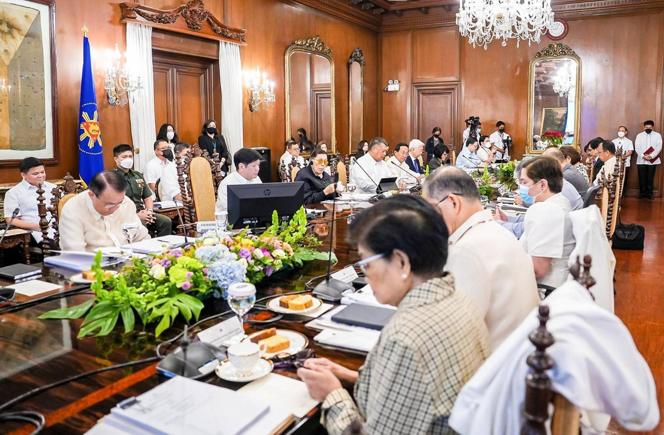 Pinangunahan ni Pangulong Ferdinand R. Marcos Jr. ang unang Cabinet meeting para sa taong 2023 ngayong Martes, Enero 10 sa Malacañang, kung saan ipinagpatuloy ang pagtalakay sa mga nagawa ng bawat ahensya ng pamahalaan noong nakaraang taon. Pinag-usapan din sa pulong ang plano at programa ng bawat ahensya ngayong 2023 na magpapatuloy sa nasimulang mga hakbang ng administrasyon ni PBBM tungo sa maunlad na ekonomiya.