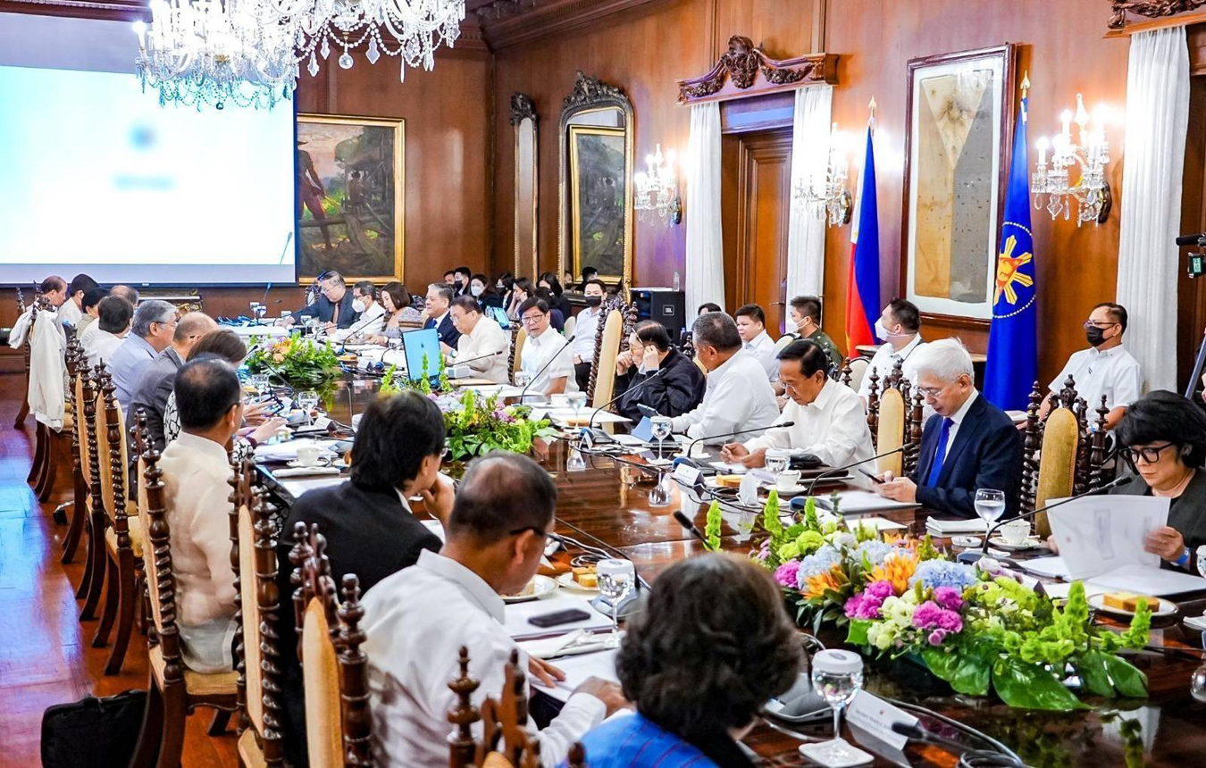 Pinangunahan ni Pangulong Ferdinand R. Marcos Jr. ang unang Cabinet meeting para sa taong 2023 ngayong Martes, Enero 10 sa Malacañang, kung saan ipinagpatuloy ang pagtalakay sa mga nagawa ng bawat ahensya ng pamahalaan noong nakaraang taon. Pinag-usapan din sa pulong ang plano at programa ng bawat ahensya ngayong 2023 na magpapatuloy sa nasimulang mga hakbang ng administrasyon ni PBBM tungo sa maunlad na ekonomiya.