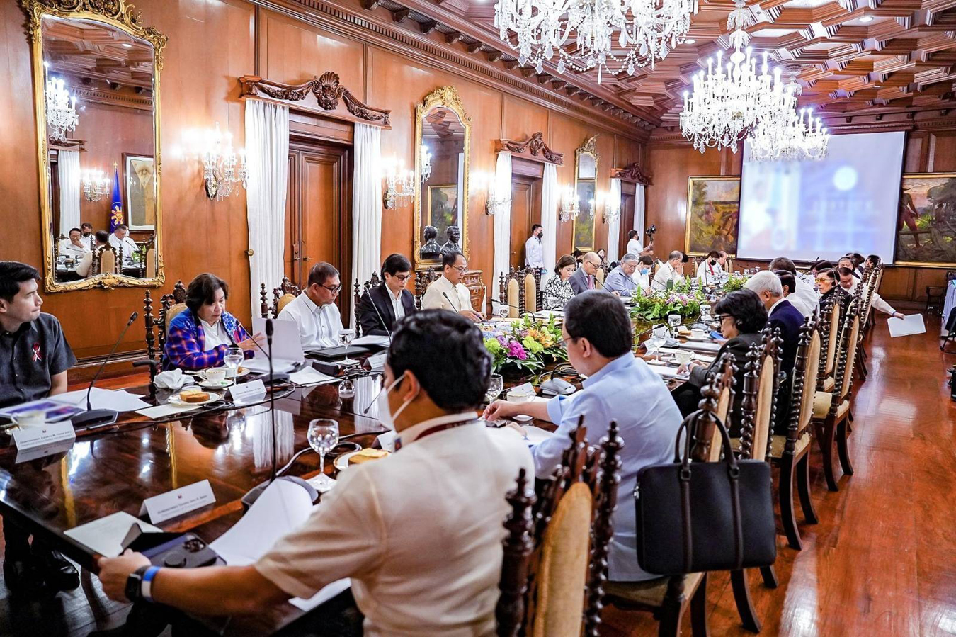 Pinangunahan ni Pangulong Ferdinand R. Marcos Jr. ang unang Cabinet meeting para sa taong 2023 ngayong Martes, Enero 10 sa Malacañang, kung saan ipinagpatuloy ang pagtalakay sa mga nagawa ng bawat ahensya ng pamahalaan noong nakaraang taon. Pinag-usapan din sa pulong ang plano at programa ng bawat ahensya ngayong 2023 na magpapatuloy sa nasimulang mga hakbang ng administrasyon ni PBBM tungo sa maunlad na ekonomiya.