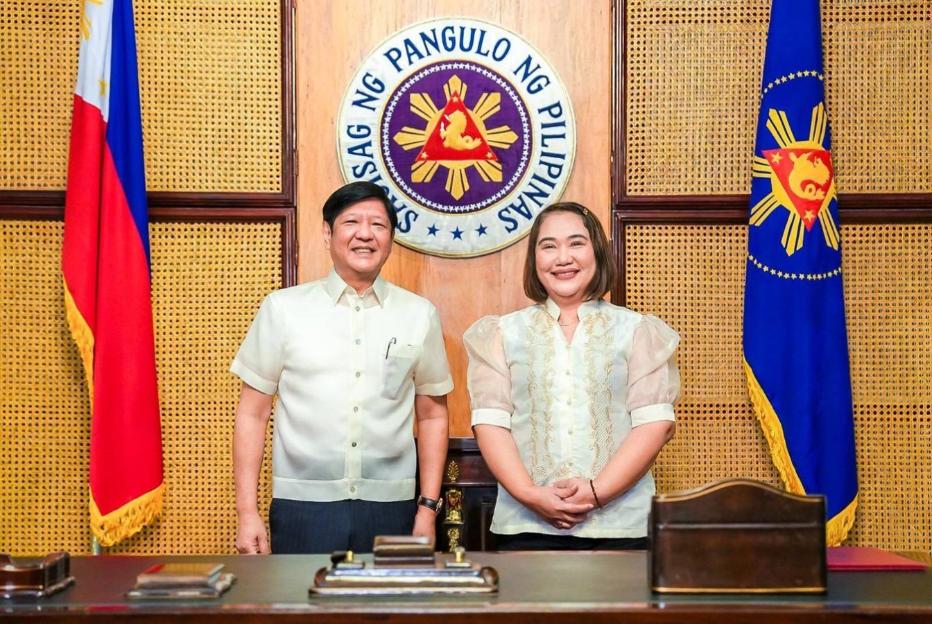 Nanumpa na si Atty. Cheloy Velicaria-Garafil ngayong araw, Enero 10, kay Pangulong Ferdinand R. Marcos Jr. bilang bagong kalihim ng Presidential Communications Office matapos maging tagapangasiwa ng ahensya sa loob ng halos apat na buwan. Bago maging kalihim ng PCO, namuno si Secretary Garafil bilang unang hepe ng Land Transportation Franchising and Regulatory Board - LTFRB sa ilalim ng PBBM administration at dating state solicitor ng Office of the Solicitor General. Unang nagsilbi ang PCO Secretary bilang Media Director at Public Relations Officer ng dating Pangulong Gloria Macapagal-Arroyo. Siya rin ay isang mamamahayag sa loob ng halos sampung taon sa iba't ibang pahayagan at news wires tulad ng Malaya, The Philippine Daily Globe, Central News Agency, at Associated Press.