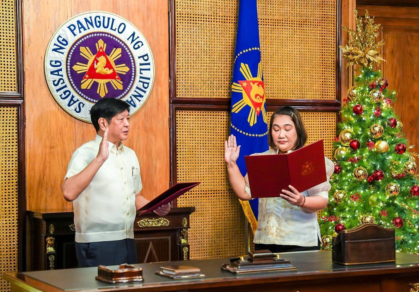 Nanumpa na si Atty. Cheloy Velicaria-Garafil ngayong araw, Enero 10, kay Pangulong Ferdinand R. Marcos Jr. bilang bagong kalihim ng Presidential Communications Office matapos maging tagapangasiwa ng ahensya sa loob ng halos apat na buwan. Bago maging kalihim ng PCO, namuno si Secretary Garafil bilang unang hepe ng Land Transportation Franchising and Regulatory Board - LTFRB sa ilalim ng PBBM administration at dating state solicitor ng Office of the Solicitor General. Unang nagsilbi ang PCO Secretary bilang Media Director at Public Relations Officer ng dating Pangulong Gloria Macapagal-Arroyo. Siya rin ay isang mamamahayag sa loob ng halos sampung taon sa iba't ibang pahayagan at news wires tulad ng Malaya, The Philippine Daily Globe, Central News Agency, at Associated Press.