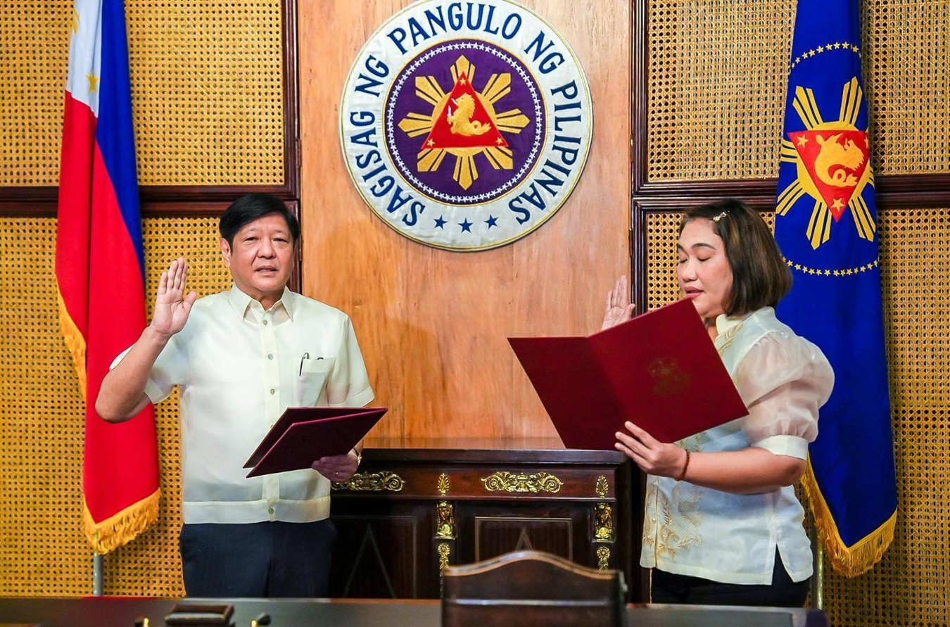 Nanumpa na si Atty. Cheloy Velicaria-Garafil ngayong araw, Enero 10, kay Pangulong Ferdinand R. Marcos Jr. bilang bagong kalihim ng Presidential Communications Office matapos maging tagapangasiwa ng ahensya sa loob ng halos apat na buwan. Bago maging kalihim ng PCO, namuno si Secretary Garafil bilang unang hepe ng Land Transportation Franchising and Regulatory Board - LTFRB sa ilalim ng PBBM administration at dating state solicitor ng Office of the Solicitor General. Unang nagsilbi ang PCO Secretary bilang Media Director at Public Relations Officer ng dating Pangulong Gloria Macapagal-Arroyo. Siya rin ay isang mamamahayag sa loob ng halos sampung taon sa iba't ibang pahayagan at news wires tulad ng Malaya, The Philippine Daily Globe, Central News Agency, at Associated Press.