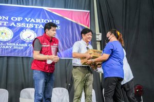 Bumisita si Pangulong Ferdinand R. Marcos Jr. sa evacuation center sa Gingoog City, Misamis Oriental kahapon, ika-11 ng Enero at ipinamahagi ang tulong ng pamahalaan sa mga residenteng nasalanta ng baha noong Disyembre 2022. Kasama sa naipamigay na tulong ay ang mga family food packs mula sa Department of Social Welfare and Development at Php 5,000 na financial aid.