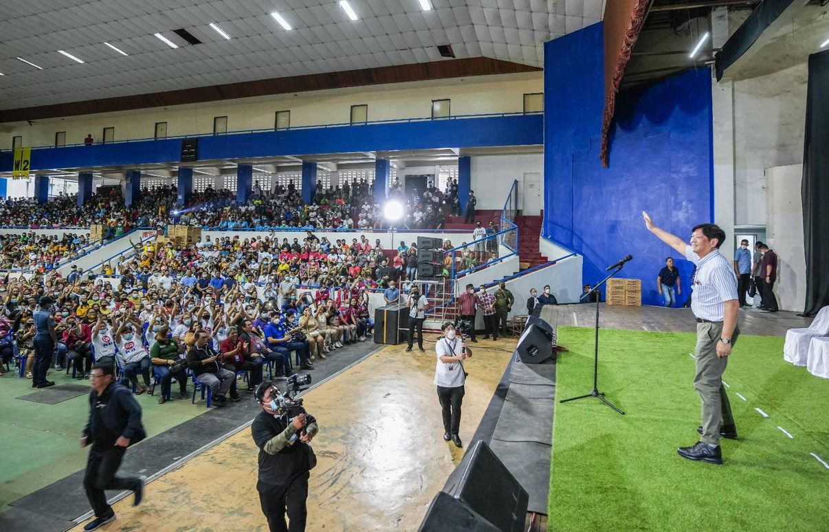 Bumisita si Pangulong Ferdinand R. Marcos Jr. sa evacuation center sa Gingoog City, Misamis Oriental kahapon, ika-11 ng Enero at ipinamahagi ang tulong ng pamahalaan sa mga residenteng nasalanta ng baha noong Disyembre 2022. Kasama sa naipamigay na tulong ay ang mga family food packs mula sa Department of Social Welfare and Development at Php 5,000 na financial aid.