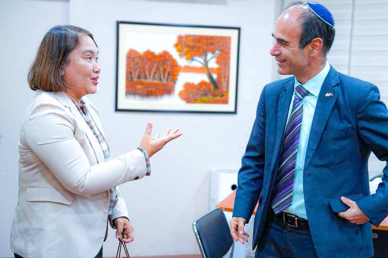 Nag-courtesy call kahapon ika-11 ng Enero, kay Presidential Communications Office Secretary Atty. Cheloy Velicaria-Garafil si Israel Ambassador to the Philippines Ilan Fluss.Tinalakay sa kanilang pagpupulong ang kahalagahan ng komunikasyon sa pagpapalago ng ekonomiya kaya napagkasunduan na magtutulungan ang Israel at Pilipinas sa pagpapalakas ng kooperasyon sa komunikasyon lalo na sa digital media.