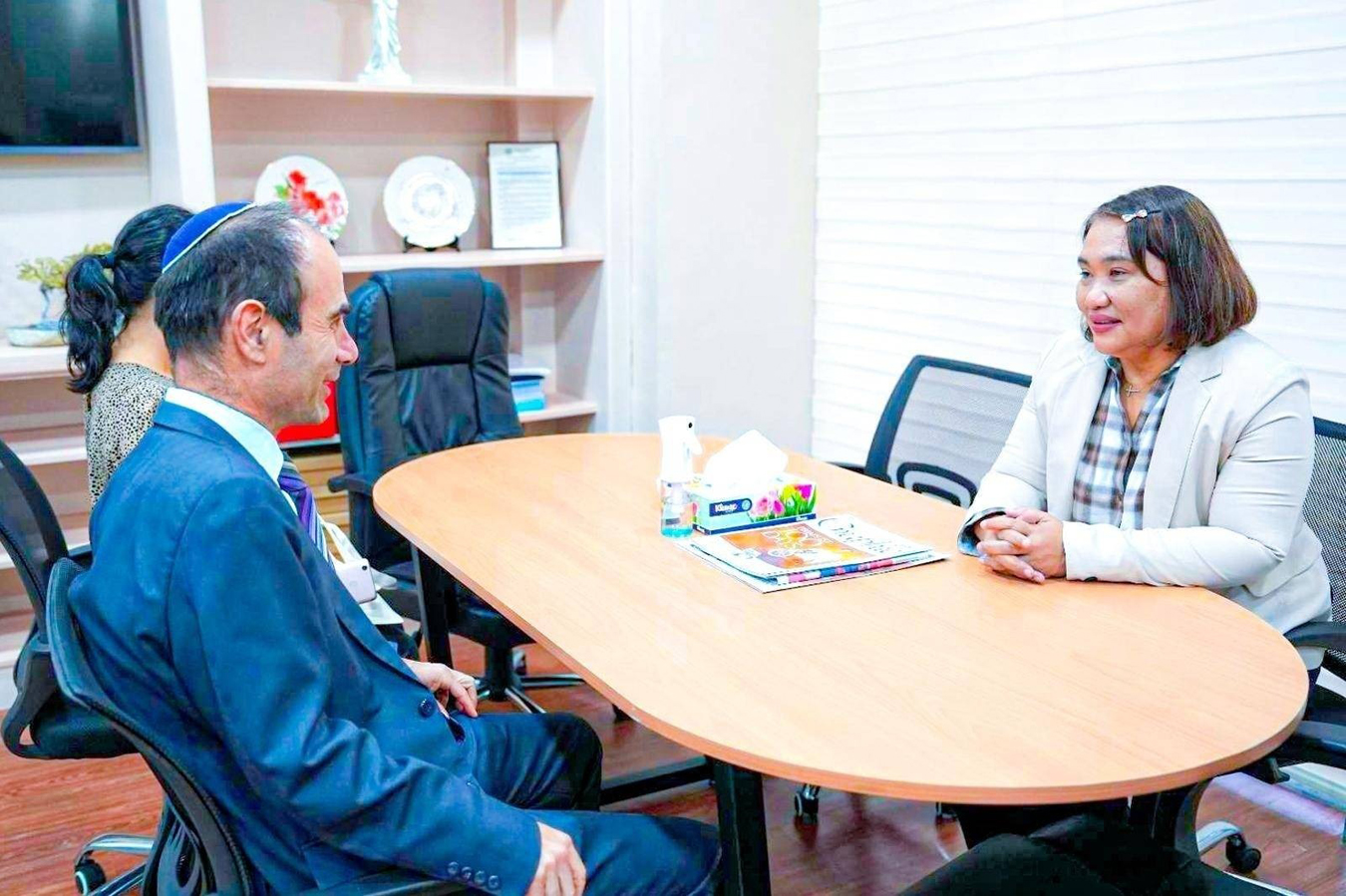 Nag-courtesy call kahapon ika-11 ng Enero, kay Presidential Communications Office Secretary Atty. Cheloy Velicaria-Garafil si Israel Ambassador to the Philippines Ilan Fluss.Tinalakay sa kanilang pagpupulong ang kahalagahan ng komunikasyon sa pagpapalago ng ekonomiya kaya napagkasunduan na magtutulungan ang Israel at Pilipinas sa pagpapalakas ng kooperasyon sa komunikasyon lalo na sa digital media.