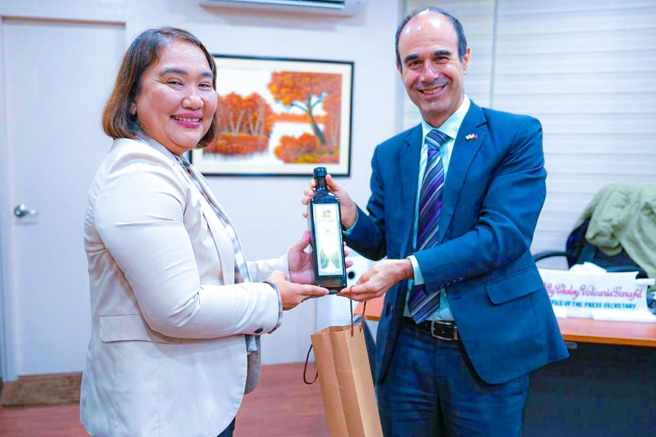 Nag-courtesy call kahapon ika-11 ng Enero, kay Presidential Communications Office Secretary Atty. Cheloy Velicaria-Garafil si Israel Ambassador to the Philippines Ilan Fluss.Tinalakay sa kanilang pagpupulong ang kahalagahan ng komunikasyon sa pagpapalago ng ekonomiya kaya napagkasunduan na magtutulungan ang Israel at Pilipinas sa pagpapalakas ng kooperasyon sa komunikasyon lalo na sa digital media.