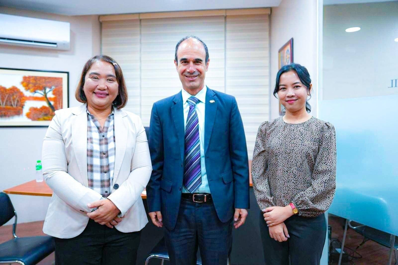 Nag-courtesy call kahapon ika-11 ng Enero, kay Presidential Communications Office Secretary Atty. Cheloy Velicaria-Garafil si Israel Ambassador to the Philippines Ilan Fluss.Tinalakay sa kanilang pagpupulong ang kahalagahan ng komunikasyon sa pagpapalago ng ekonomiya kaya napagkasunduan na magtutulungan ang Israel at Pilipinas sa pagpapalakas ng kooperasyon sa komunikasyon lalo na sa digital media.