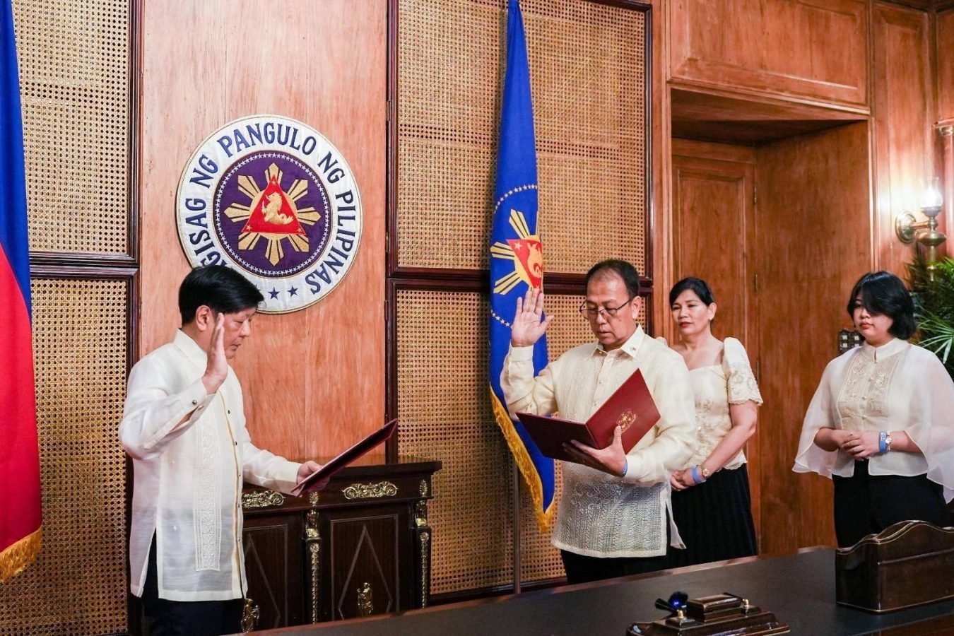 Nanumpa sa katungkulan sina Department of National Defense (DND) Secretary Carlito Galvez Jr. at Presidential Adviser on Muslim Affairs Al Tillah ngayong Biyernes, Enero 13. Bago itinalaga bilang kalihim ng DND si Secretary Galvez ay naglingkod siya bilang Presidential Adviser sa Office of the Presidential Adviser on Peace, Reconciliation and Unity (OPAPRU) mula Disyembre 2018 hanggang Enero 2023. Si Presidential Adviser Tillah ay dati namang gobernador ng Tawi-Tawi st noon pa ma'y naging tagapagtaguyod na ang opisyal sa karapatan ng mga Pilipinong Muslim.