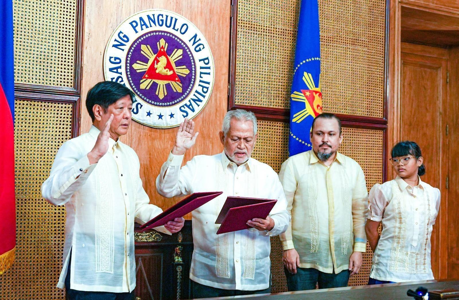 Nanumpa sa katungkulan sina Department of National Defense (DND) Secretary Carlito Galvez Jr. at Presidential Adviser on Muslim Affairs Al Tillah ngayong Biyernes, Enero 13. Bago itinalaga bilang kalihim ng DND si Secretary Galvez ay naglingkod siya bilang Presidential Adviser sa Office of the Presidential Adviser on Peace, Reconciliation and Unity (OPAPRU) mula Disyembre 2018 hanggang Enero 2023. Si Presidential Adviser Tillah ay dati namang gobernador ng Tawi-Tawi st noon pa ma'y naging tagapagtaguyod na ang opisyal sa karapatan ng mga Pilipinong Muslim.