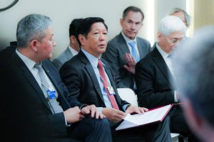 Ibinida ni Pangulong Ferdinand R. Marcos Jr. sa harap ng mga negosyante sa Philippines Country Strategy Dialogue sa 2023 World Economic Forum (WEF) sa Davos, Switzerland nitong ika-17 ng Enero ang mga hakbang na tinatahak ng Pilipinas na alinsunod sa limang tema ng WEF para sa taong ito. Kasama ang economic team ng bansa, ipinahayag ng Pangulo sa kanyang talumpati ang kalagayan ng Pilipinas at mga hakbang ng administrasyon sa usapin ng inflation, kalakalan, imprastruktura, enerhiya, climate change at iba pa. Ayon pa kay PBBM, isang magandang pagkakataon ang talakayang ito para maipakita sa WEF at partners nito ang mga oportunidad na maaaring buksan sa bansa.