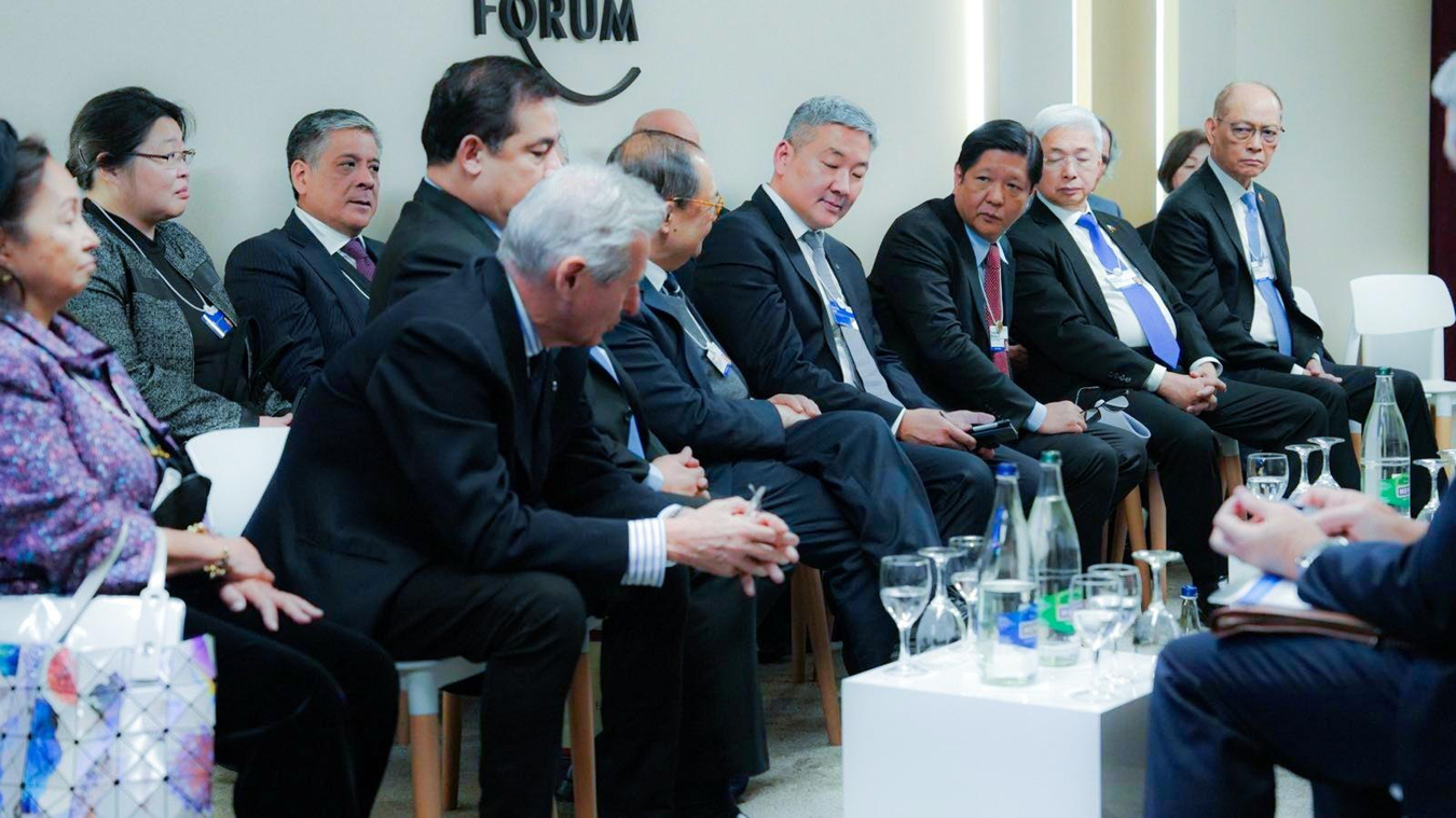 Ibinida ni Pangulong Ferdinand R. Marcos Jr. sa harap ng mga negosyante sa Philippines Country Strategy Dialogue sa 2023 World Economic Forum (WEF) sa Davos, Switzerland nitong ika-17 ng Enero ang mga hakbang na tinatahak ng Pilipinas na alinsunod sa limang tema ng WEF para sa taong ito. Kasama ang economic team ng bansa, ipinahayag ng Pangulo sa kanyang talumpati ang kalagayan ng Pilipinas at mga hakbang ng administrasyon sa usapin ng inflation, kalakalan, imprastruktura, enerhiya, climate change at iba pa. Ayon pa kay PBBM, isang magandang pagkakataon ang talakayang ito para maipakita sa WEF at partners nito ang mga oportunidad na maaaring buksan sa bansa.