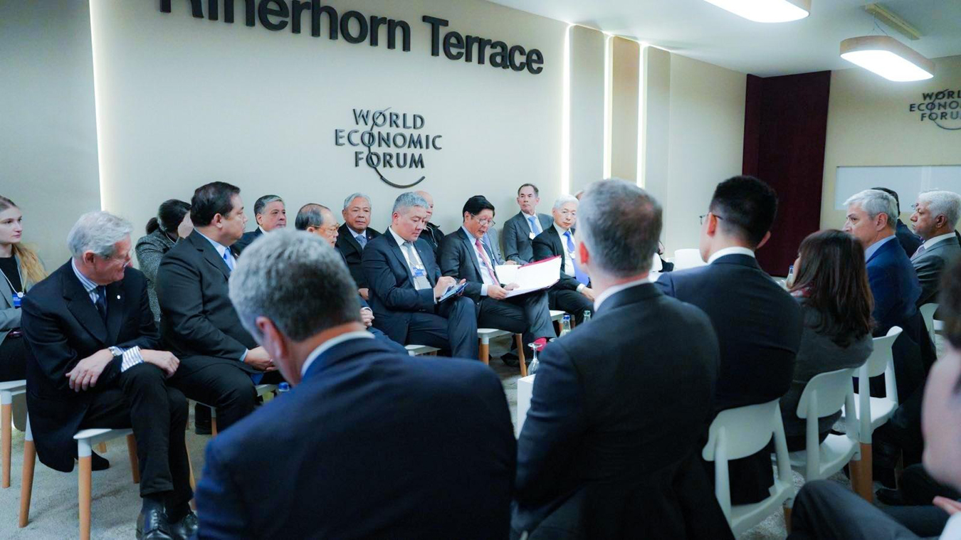 Ibinida ni Pangulong Ferdinand R. Marcos Jr. sa harap ng mga negosyante sa Philippines Country Strategy Dialogue sa 2023 World Economic Forum (WEF) sa Davos, Switzerland nitong ika-17 ng Enero ang mga hakbang na tinatahak ng Pilipinas na alinsunod sa limang tema ng WEF para sa taong ito. Kasama ang economic team ng bansa, ipinahayag ng Pangulo sa kanyang talumpati ang kalagayan ng Pilipinas at mga hakbang ng administrasyon sa usapin ng inflation, kalakalan, imprastruktura, enerhiya, climate change at iba pa. Ayon pa kay PBBM, isang magandang pagkakataon ang talakayang ito para maipakita sa WEF at partners nito ang mga oportunidad na maaaring buksan sa bansa.