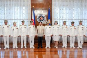 Pinangunahan ni Pangulong Ferdinand R. Marcos Jr. ngayong araw, Enero 26, ang panunumpa ng 15 na opisyal ng Philippine Coast Guard (PCG) na na-promote dahil sa kanilang galing at kwalipikasyon na punan ang ilang mahahalagang posisyon sa PCG. Ipinangako ng Pangulo ang buong suporta ng kanyang administrasyon sa PCG lalo na sa misyong protektahan at bantayan ng mga karagatan na sakop ng Pilipinas at labanan ang mga krimen na mangyayari rito. Kumpiyansa rin ang Pangulo na gagampanan ng coast guard ang kanilang tungkulin sa pagprotekta ng bansa at para masiguro ang kaligtasan ng mga Pilipino.