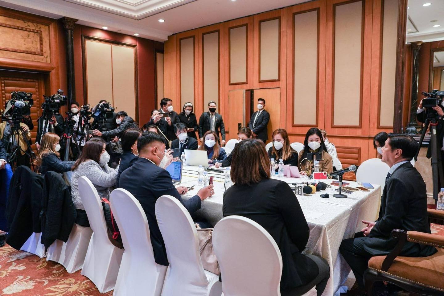 Bago bumalik ng bansa, humarap si Pangulong Ferdinand R. Marcos Jr. sa mga miyembro ng Philippine media delegation ngayong araw, Enero 5, sa siyudad ng Beijing sa pagtatapos ng kanyang tatlong araw na official state visit sa People's Republic of China. Ibinahagi ng Pangulo na naging produktibo at matagumpay ang state visit na ito bilang pagkakataon na buksan muli ang bagong kabanata ng matibay na relasyon ng Pilipinas at China sa ilalim ng kanyang administrasyon. Napag-usapan din sa panayam ang pagpapalakas ng koordinasyon at komunikasyon sa West Philippine Sea sa pagitan ng dalawang bansa.