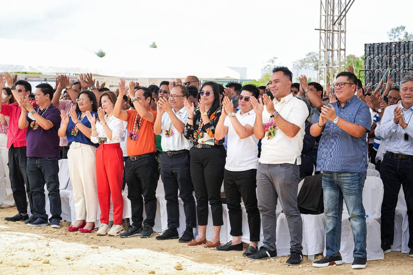 Pinangunahan ni Pangulong Ferdinand R. Marcos Jr. ang groundbreaking ceremony para sa proyektong Pambansang Pabahay Para sa Pilipino (4PH) sa Panganiban Drive, Naga City, Camarines Sur ngayong araw, ika-16 ng Marso 2023. Binigyang-diin ng Pangulo na ang okasyong ito ay nagpapakita ng mahalagang hakbang tungo sa pangarap na magbigay ng abot-kayang pabahay para sa mga Pilipino. Kumpiyansa si PBBM na ang pagpapatayo ng limang residential towers na may mahigit 11,800 units, kasama ng apat na commercial building ay magbibigay ng kaginhawahan sa mga benipisyaryo ng nasabing proyekto.
