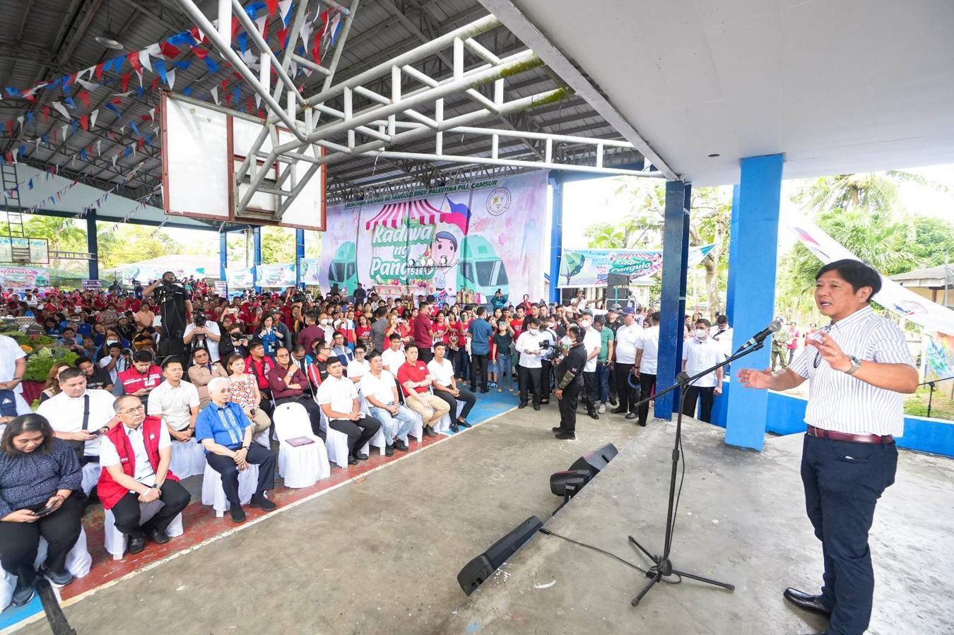 Sa kanyang pagbisita sa Camarines Sur, nakiisa si Pangulong Ferdinand R. Marcos Jr. sa isinagawang pagbibigay ng iba't ibang tulong para sa mga benepisyaryo ng Department of Social Welfare and Development , Department of Agriculture - Philippines , Department of Labor and Employment - DOLE , DTI Philippines, at TESDA sa probinsya. Ayon kay PBBM ang inisyatibang ito ay sumasalamin sa suporta ng administrasyon sa mga lubos na nangangailangan, at pagsisigurong napapaabot sa bawat Pilipino ang mga progama at serbisyo ng gobyerno.