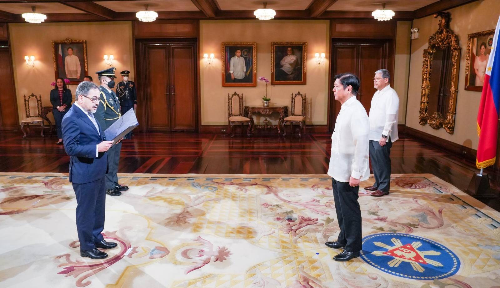 Malugod na tinanggap ngayong araw ni Pangulong Ferdinand R. Marcos Jr. ang credentials nina H.E. Alvaro Domingo Jara Bucarey - Chilean Ambassador, H.E. Ahmed Saad Nasser Abdullah Al-Hamidi - Qatarian Ambassador, H.E. Dato’ Abdul Malik Melvin Castelino bin Anthony - Malaysian Ambassador, at H.E. Megawati Dato Paduka Haji Manan - Bruneian Ambassador.Hangad ng Pangulo na patibayin ang relasyon ng Pilipinas sa pagitan ng Chile at Qatar sa disaster-response, climate change, energy security, at pagtutulungan ng pambubliko at pribadong sektor. Pinasalamatan din ni PBBM ang Malaysia at Brunei sa patuloy nitong pagtulong sa pagtaguyod ng kapayapaan sa Mindanao.