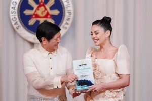 Iginawad ni Pangulong Ferdinand R. Marcos Jr. ang Global Tourism Ambassador Award kay Filipino-American actress na si Bb. Vanessa Anne Hudgens sa isang courtesy call sa Palasyo ngayong araw. Ang parangal ay ibinigay sa aktres bilang bahagi ng hakbang ng pamahalaan upang ipakilala ang Pilipinas bilang pangunahing pandaigdigang destinasyon para sa pamumuhunan at turismo. Kasama sa pagtitipon sina Presidential Adviser on Creative Communications (OPACC) Paul Soriano at Department of Tourism (DOT) Secretary Christina Frasco.