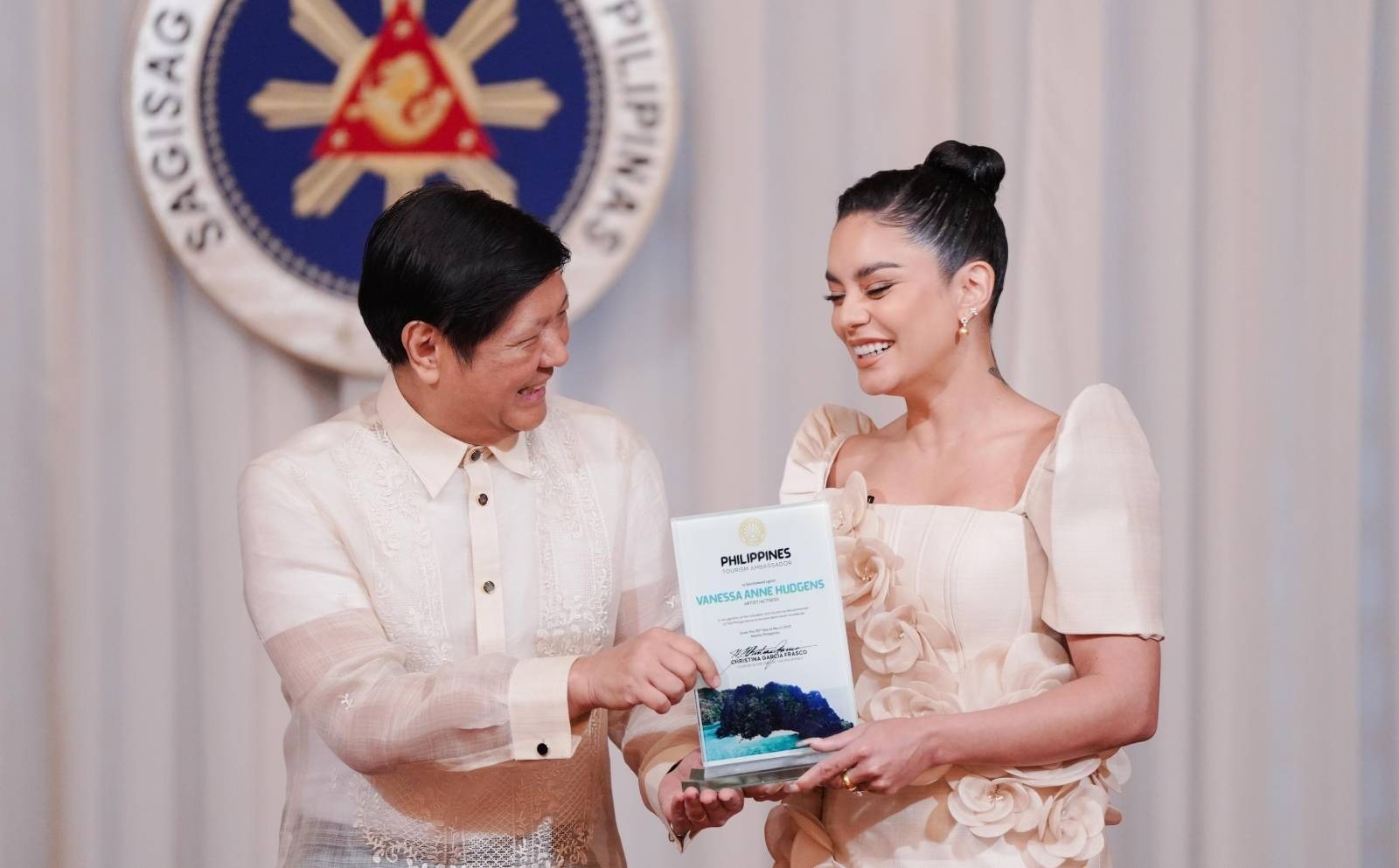 Iginawad ni Pangulong Ferdinand R. Marcos Jr. ang Global Tourism Ambassador Award kay Filipino-American actress na si Bb. Vanessa Anne Hudgens sa isang courtesy call sa Palasyo ngayong araw. Ang parangal ay ibinigay sa aktres bilang bahagi ng hakbang ng pamahalaan upang ipakilala ang Pilipinas bilang pangunahing pandaigdigang destinasyon para sa pamumuhunan at turismo. Kasama sa pagtitipon sina Presidential Adviser on Creative Communications (OPACC) Paul Soriano at Department of Tourism (DOT) Secretary Christina Frasco.