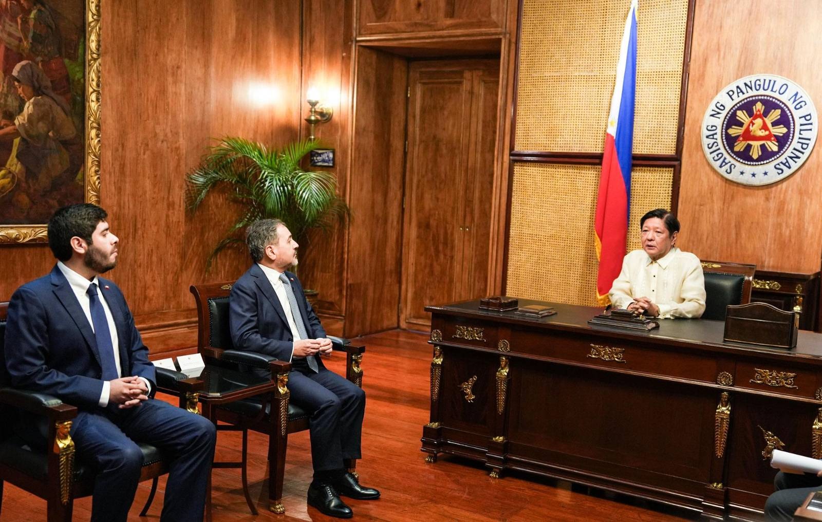 Malugod na tinanggap ngayong araw ni Pangulong Ferdinand R. Marcos Jr. ang credentials nina H.E. Alvaro Domingo Jara Bucarey - Chilean Ambassador, H.E. Ahmed Saad Nasser Abdullah Al-Hamidi - Qatarian Ambassador, H.E. Dato’ Abdul Malik Melvin Castelino bin Anthony - Malaysian Ambassador, at H.E. Megawati Dato Paduka Haji Manan - Bruneian Ambassador.Hangad ng Pangulo na patibayin ang relasyon ng Pilipinas sa pagitan ng Chile at Qatar sa disaster-response, climate change, energy security, at pagtutulungan ng pambubliko at pribadong sektor. Pinasalamatan din ni PBBM ang Malaysia at Brunei sa patuloy nitong pagtulong sa pagtaguyod ng kapayapaan sa Mindanao.