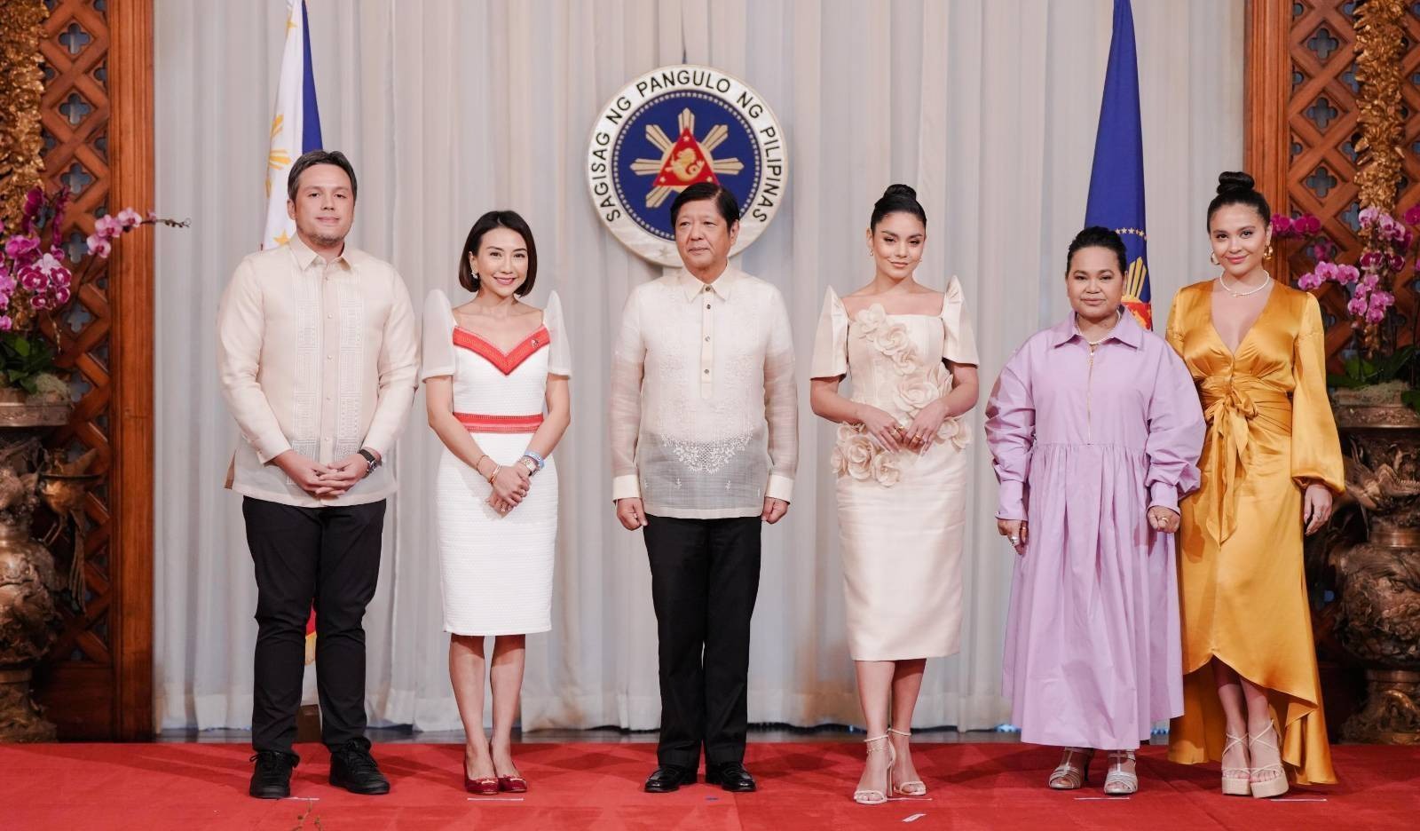 Iginawad ni Pangulong Ferdinand R. Marcos Jr. ang Global Tourism Ambassador Award kay Filipino-American actress na si Bb. Vanessa Anne Hudgens sa isang courtesy call sa Palasyo ngayong araw.Ang parangal ay ibinigay sa aktres bilang bahagi ng hakbang ng pamahalaan upang ipakilala ang Pilipinas bilang pangunahing pandaigdigang destinasyon para sa pamumuhunan at turismo. 
Kasama sa pagtitipon sina Presidential Adviser on Creative Communications (OPACC) Paul Soriano at Department of Tourism (DOT) Secretary Christina Frasco.