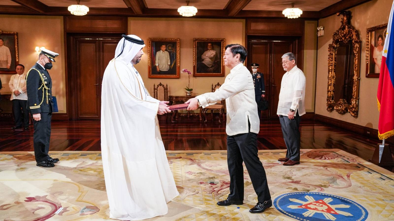 Malugod na tinanggap ngayong araw ni Pangulong Ferdinand R. Marcos Jr. ang credentials nina H.E. Alvaro Domingo Jara Bucarey - Chilean Ambassador, H.E. Ahmed Saad Nasser Abdullah Al-Hamidi - Qatarian Ambassador, H.E. Dato’ Abdul Malik Melvin Castelino bin Anthony - Malaysian Ambassador, at H.E. Megawati Dato Paduka Haji Manan - Bruneian Ambassador.Hangad ng Pangulo na patibayin ang relasyon ng Pilipinas sa pagitan ng Chile at Qatar sa disaster-response, climate change, energy security, at pagtutulungan ng pambubliko at pribadong sektor. Pinasalamatan din ni PBBM ang Malaysia at Brunei sa patuloy nitong pagtulong sa pagtaguyod ng kapayapaan sa Mindanao.