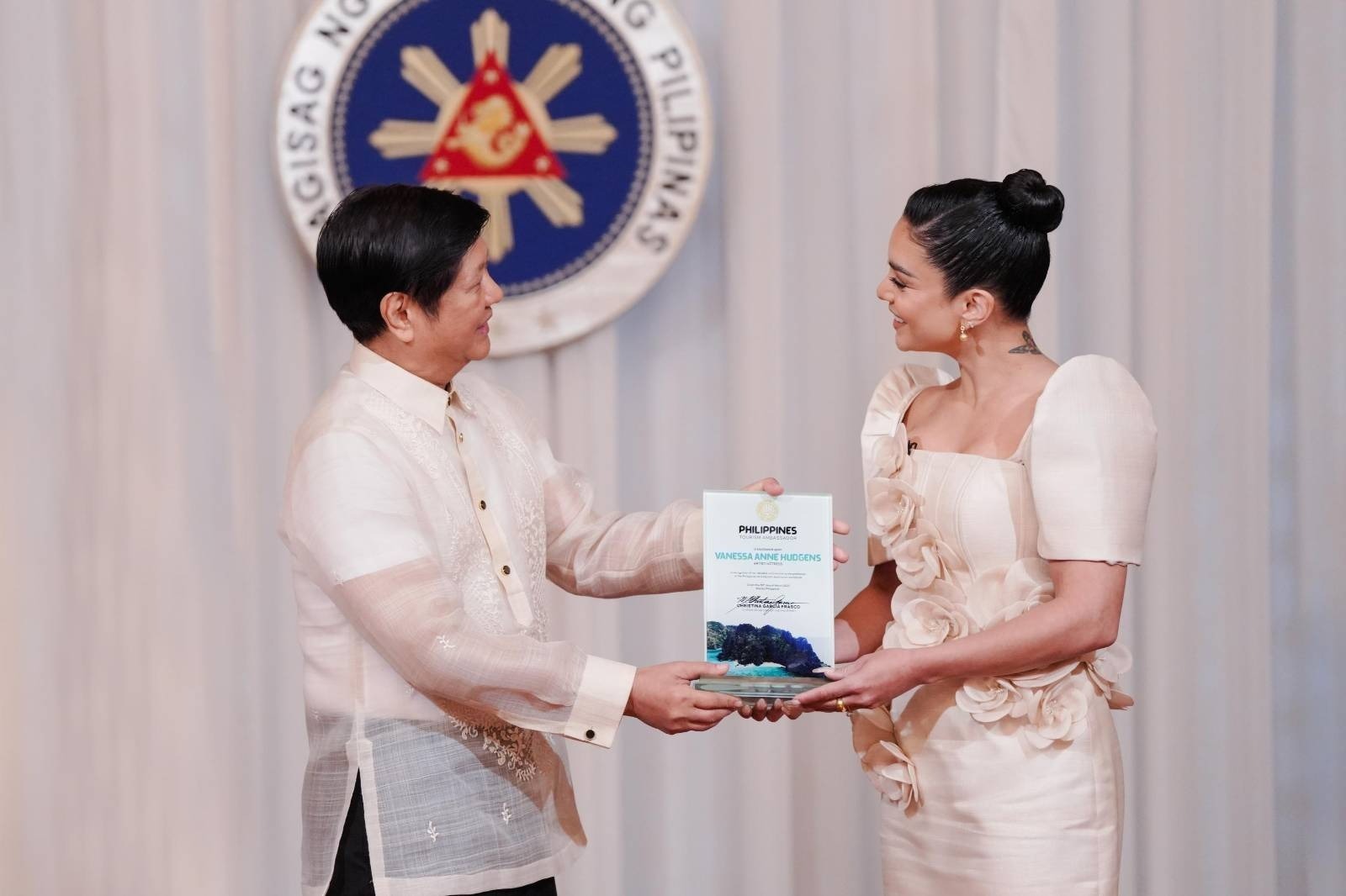 Iginawad ni Pangulong Ferdinand R. Marcos Jr. ang Global Tourism Ambassador Award kay Filipino-American actress na si Bb. Vanessa Anne Hudgens sa isang courtesy call sa Palasyo ngayong araw.Ang parangal ay ibinigay sa aktres bilang bahagi ng hakbang ng pamahalaan upang ipakilala ang Pilipinas bilang pangunahing pandaigdigang destinasyon para sa pamumuhunan at turismo. 
Kasama sa pagtitipon sina Presidential Adviser on Creative Communications (OPACC) Paul Soriano at Department of Tourism (DOT) Secretary Christina Frasco.