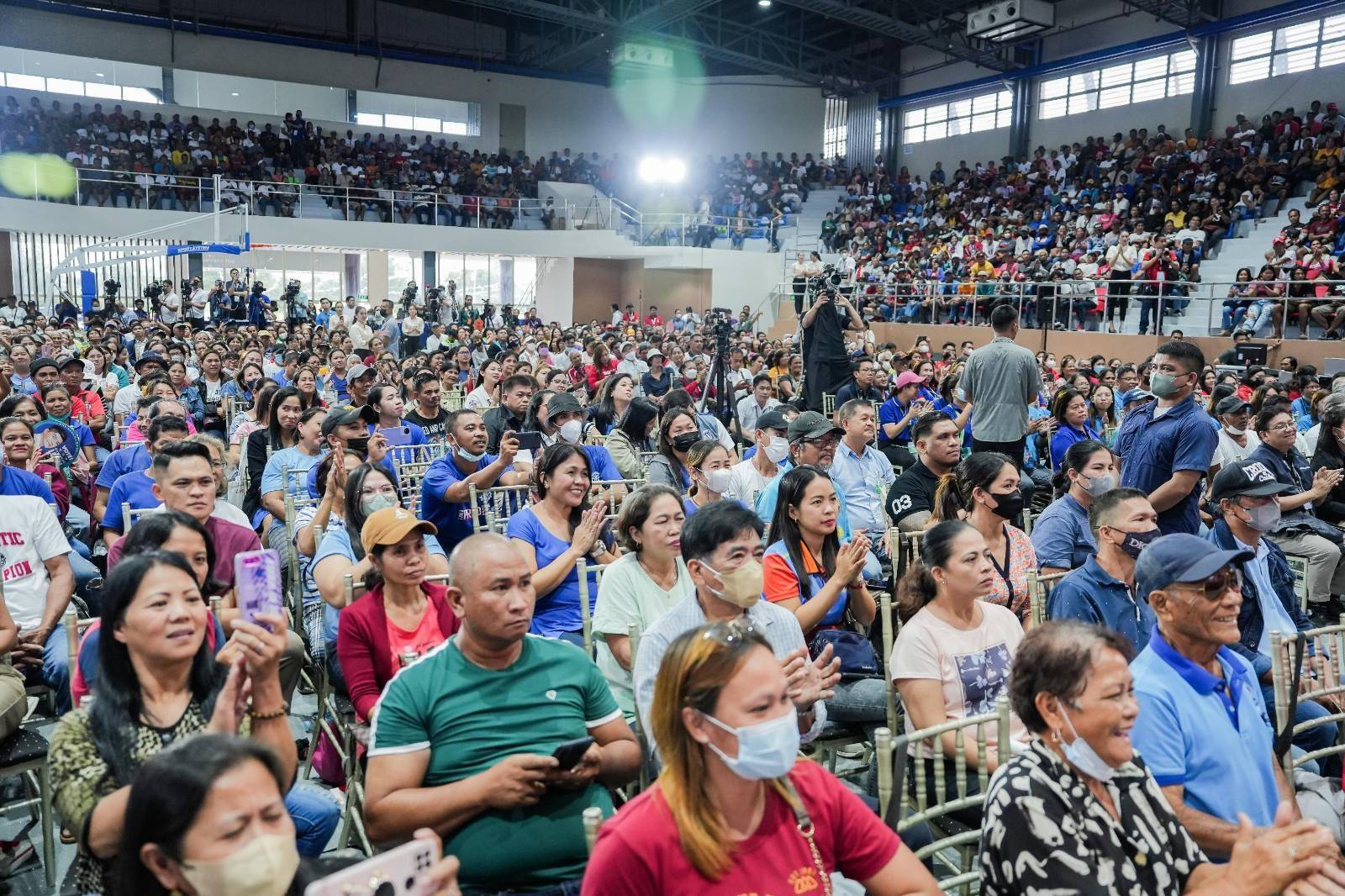 Sa kanyang pagbisita sa Camarines Sur, nakiisa si Pangulong Ferdinand R. Marcos Jr. sa isinagawang pagbibigay ng iba't ibang tulong para sa mga benepisyaryo ng Department of Social Welfare and Development , Department of Agriculture - Philippines , Department of Labor and Employment - DOLE , DTI Philippines, at TESDA sa probinsya.Ayon kay PBBM ang inisyatibang ito ay sumasalamin sa suporta ng administrasyon sa mga lubos na nangangailangan, at pagsisigurong napapaabot sa bawat Pilipino ang mga progama at serbisyo ng gobyerno.
