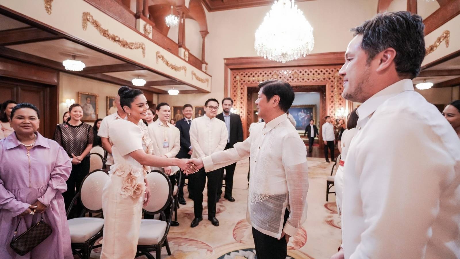 Iginawad ni Pangulong Ferdinand R. Marcos Jr. ang Global Tourism Ambassador Award kay Filipino-American actress na si Bb. Vanessa Anne Hudgens sa isang courtesy call sa Palasyo ngayong araw.Ang parangal ay ibinigay sa aktres bilang bahagi ng hakbang ng pamahalaan upang ipakilala ang Pilipinas bilang pangunahing pandaigdigang destinasyon para sa pamumuhunan at turismo. 
Kasama sa pagtitipon sina Presidential Adviser on Creative Communications (OPACC) Paul Soriano at Department of Tourism (DOT) Secretary Christina Frasco.