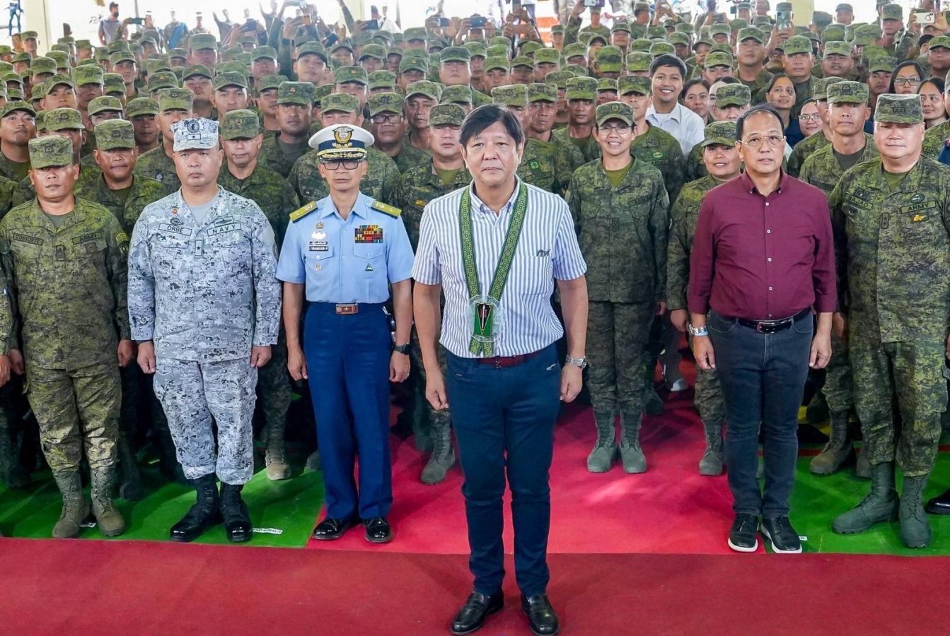 Bilang huling bahagi ng kaniyang pagbisita sa Camarines Sur, kinumusta at nakipagpulong si Pangulong Ferdinand R. Marcos Jr. ngayong araw sa pamunuan at mga miyembro ng 9th Infantry Division Camp Elias Angeles sa Barangay San Jose, Bayan ng Pili. Hinikayat ng Pangulo ang mga miyembro ng naturang dibisyon na ipagpatuloy ang kanilang ginagawa sa ngalan ng tungkulin at serbisyo sa pagpapanatili ng kapayapaan at kaayusan sa probinsiya. Nakinig din ang Pangulo sa mga ulat ng mga AFP commander at military officer ukol sa security updates at mga nagawa ng AFP sa Region V.