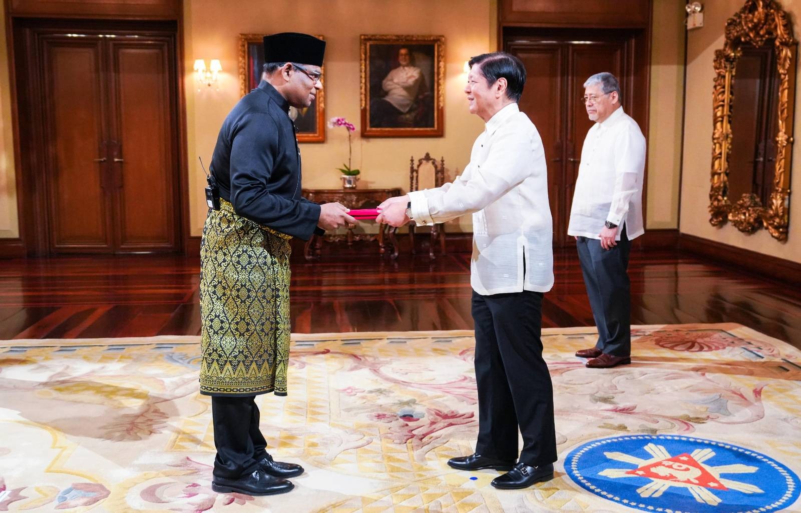 Malugod na tinanggap ngayong araw ni Pangulong Ferdinand R. Marcos Jr. ang credentials nina H.E. Alvaro Domingo Jara Bucarey - Chilean Ambassador, H.E. Ahmed Saad Nasser Abdullah Al-Hamidi - Qatarian Ambassador, H.E. Dato’ Abdul Malik Melvin Castelino bin Anthony - Malaysian Ambassador, at H.E. Megawati Dato Paduka Haji Manan - Bruneian Ambassador.Hangad ng Pangulo na patibayin ang relasyon ng Pilipinas sa pagitan ng Chile at Qatar sa disaster-response, climate change, energy security, at pagtutulungan ng pambubliko at pribadong sektor. Pinasalamatan din ni PBBM ang Malaysia at Brunei sa patuloy nitong pagtulong sa pagtaguyod ng kapayapaan sa Mindanao.