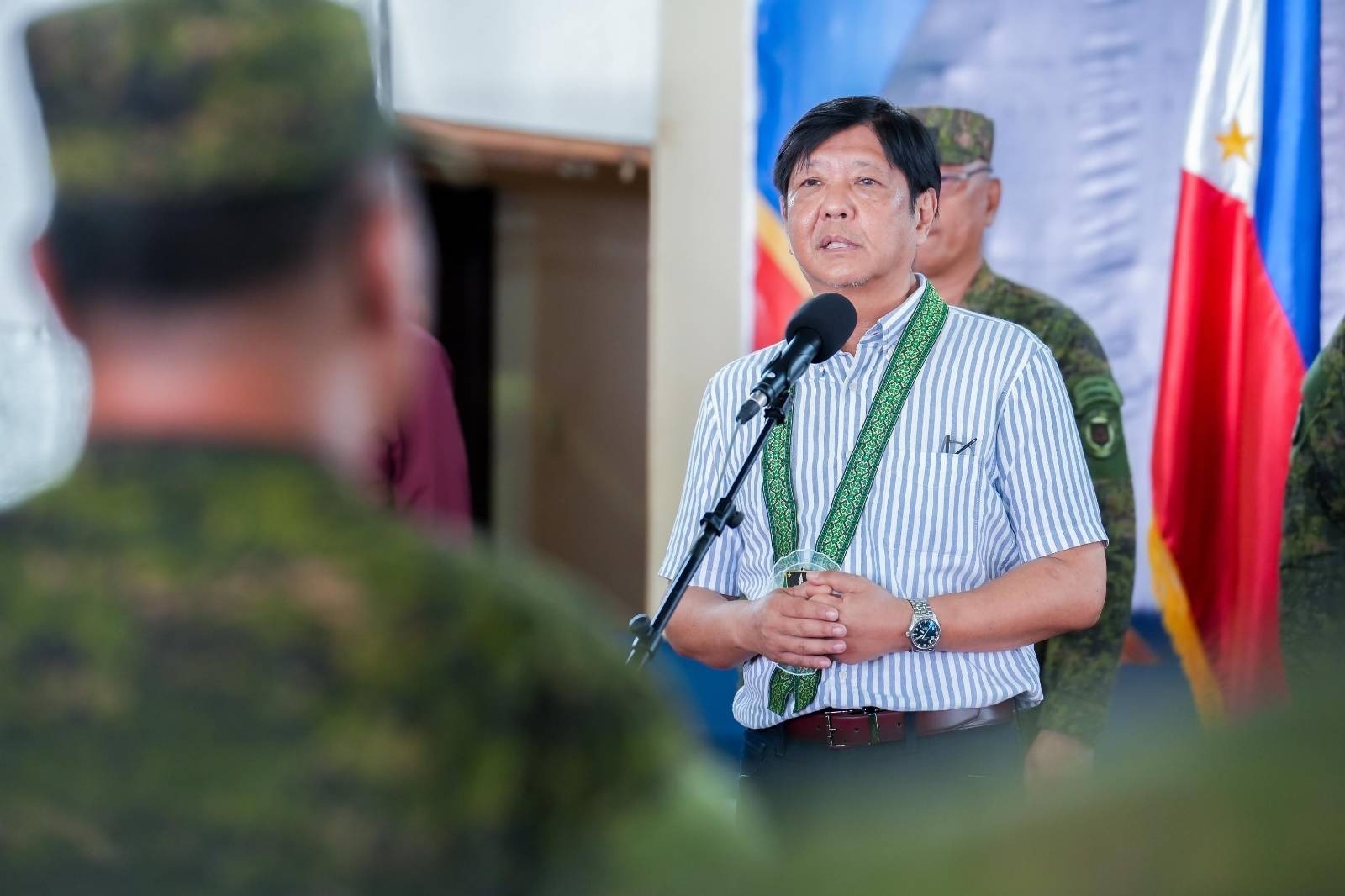 Bilang huling bahagi ng kaniyang pagbisita sa Camarines Sur, kinumusta at nakipagpulong si Pangulong Ferdinand R. Marcos Jr. ngayong araw sa pamunuan at mga miyembro ng 9th Infantry Division Camp Elias Angeles sa Barangay San Jose, Bayan ng Pili.Hinikayat ng Pangulo ang mga miyembro ng naturang dibisyon na ipagpatuloy ang kanilang ginagawa sa ngalan ng tungkulin at serbisyo sa pagpapanatili ng kapayapaan at kaayusan sa probinsiya.
Nakinig din ang Pangulo sa mga ulat ng mga AFP commander at military officer ukol sa security updates at mga nagawa ng AFP sa Region V.