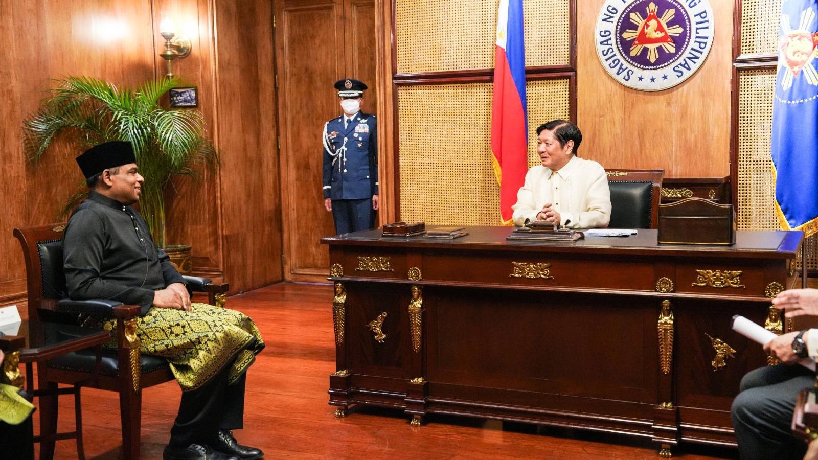 Malugod na tinanggap ngayong araw ni Pangulong Ferdinand R. Marcos Jr. ang credentials nina H.E. Alvaro Domingo Jara Bucarey - Chilean Ambassador, H.E. Ahmed Saad Nasser Abdullah Al-Hamidi - Qatarian Ambassador, H.E. Dato’ Abdul Malik Melvin Castelino bin Anthony - Malaysian Ambassador, at H.E. Megawati Dato Paduka Haji Manan - Bruneian Ambassador.Hangad ng Pangulo na patibayin ang relasyon ng Pilipinas sa pagitan ng Chile at Qatar sa disaster-response, climate change, energy security, at pagtutulungan ng pambubliko at pribadong sektor. Pinasalamatan din ni PBBM ang Malaysia at Brunei sa patuloy nitong pagtulong sa pagtaguyod ng kapayapaan sa Mindanao.
