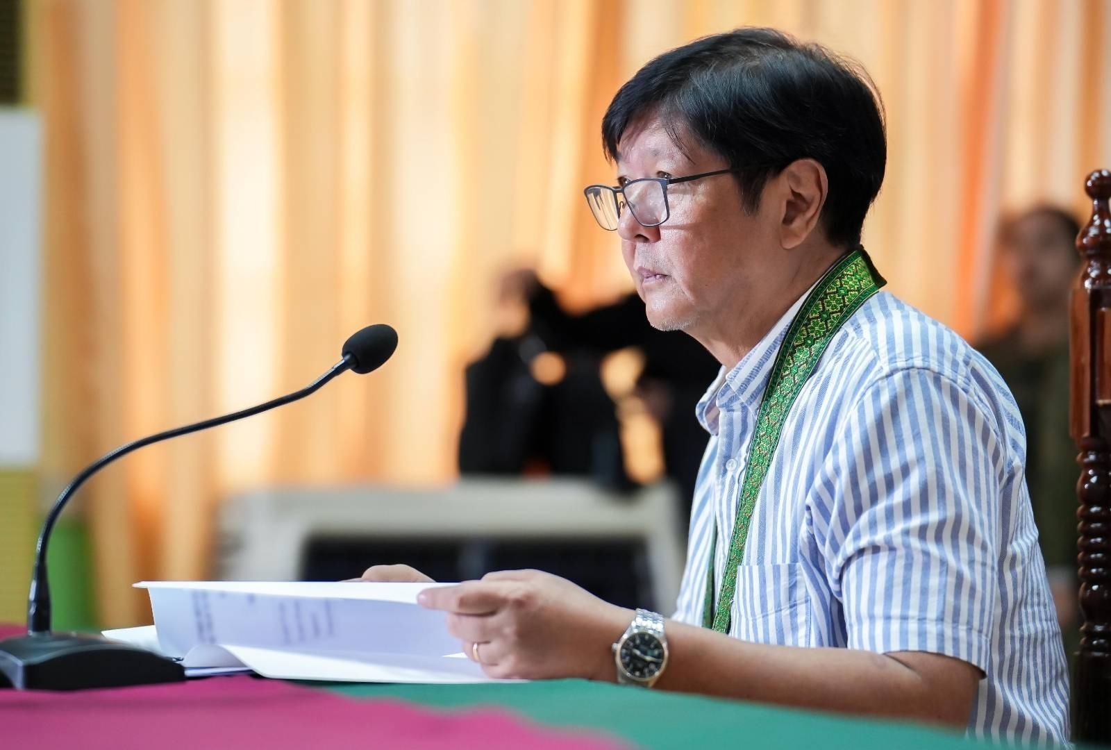 Bilang huling bahagi ng kaniyang pagbisita sa Camarines Sur, kinumusta at nakipagpulong si Pangulong Ferdinand R. Marcos Jr. ngayong araw sa pamunuan at mga miyembro ng 9th Infantry Division Camp Elias Angeles sa Barangay San Jose, Bayan ng Pili.Hinikayat ng Pangulo ang mga miyembro ng naturang dibisyon na ipagpatuloy ang kanilang ginagawa sa ngalan ng tungkulin at serbisyo sa pagpapanatili ng kapayapaan at kaayusan sa probinsiya.
Nakinig din ang Pangulo sa mga ulat ng mga AFP commander at military officer ukol sa security updates at mga nagawa ng AFP sa Region V.