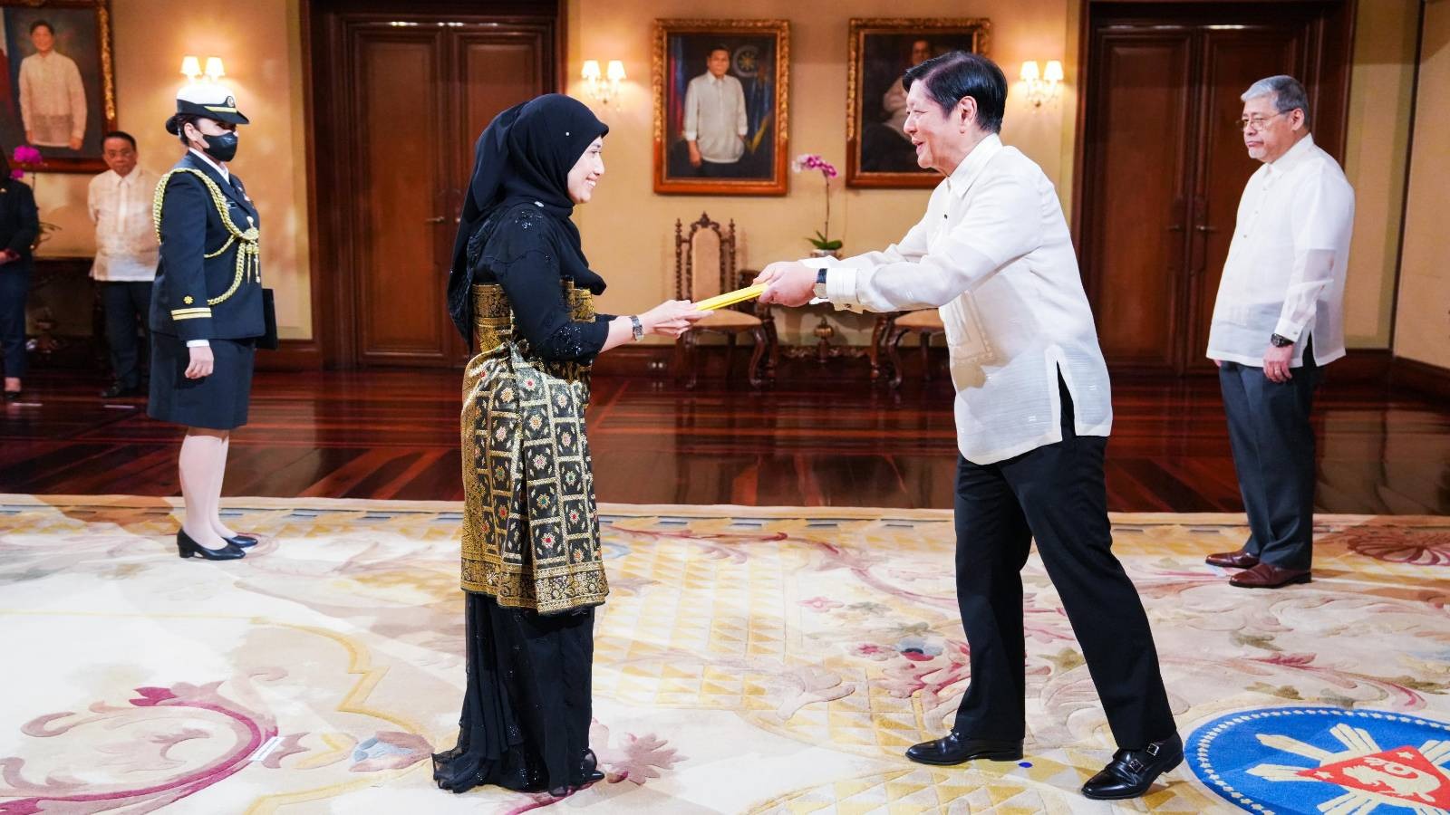 Malugod na tinanggap ngayong araw ni Pangulong Ferdinand R. Marcos Jr. ang credentials nina H.E. Alvaro Domingo Jara Bucarey - Chilean Ambassador, H.E. Ahmed Saad Nasser Abdullah Al-Hamidi - Qatarian Ambassador, H.E. Dato’ Abdul Malik Melvin Castelino bin Anthony - Malaysian Ambassador, at H.E. Megawati Dato Paduka Haji Manan - Bruneian Ambassador.Hangad ng Pangulo na patibayin ang relasyon ng Pilipinas sa pagitan ng Chile at Qatar sa disaster-response, climate change, energy security, at pagtutulungan ng pambubliko at pribadong sektor. Pinasalamatan din ni PBBM ang Malaysia at Brunei sa patuloy nitong pagtulong sa pagtaguyod ng kapayapaan sa Mindanao.
