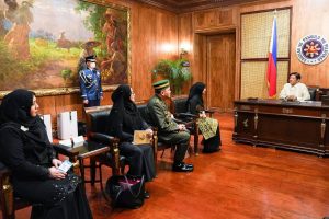 Malugod na tinanggap ngayong araw ni Pangulong Ferdinand R. Marcos Jr. ang credentials nina H.E. Alvaro Domingo Jara Bucarey - Chilean Ambassador, H.E. Ahmed Saad Nasser Abdullah Al-Hamidi - Qatarian Ambassador, H.E. Dato’ Abdul Malik Melvin Castelino bin Anthony - Malaysian Ambassador, at H.E. Megawati Dato Paduka Haji Manan - Bruneian Ambassador. Hangad ng Pangulo na patibayin ang relasyon ng Pilipinas sa pagitan ng Chile at Qatar sa disaster-response, climate change, energy security, at pagtutulungan ng pambubliko at pribadong sektor. Pinasalamatan din ni PBBM ang Malaysia at Brunei sa patuloy nitong pagtulong sa pagtaguyod ng kapayapaan sa Mindanao.