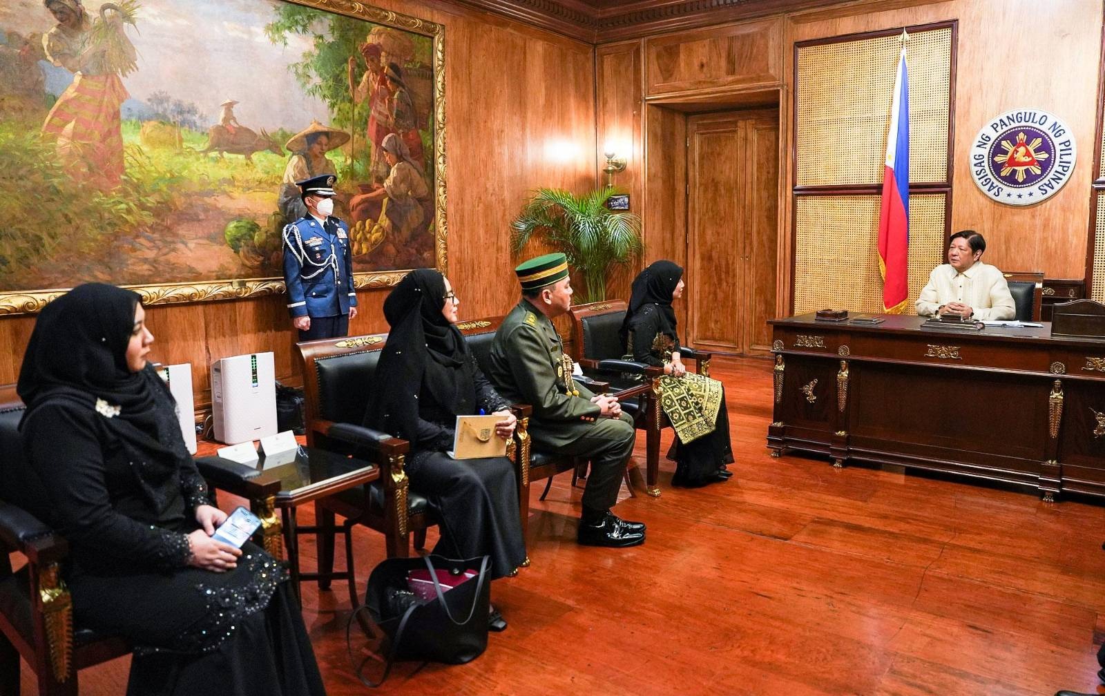 Malugod na tinanggap ngayong araw ni Pangulong Ferdinand R. Marcos Jr. ang credentials nina H.E. Alvaro Domingo Jara Bucarey - Chilean Ambassador, H.E. Ahmed Saad Nasser Abdullah Al-Hamidi - Qatarian Ambassador, H.E. Dato’ Abdul Malik Melvin Castelino bin Anthony - Malaysian Ambassador, at H.E. Megawati Dato Paduka Haji Manan - Bruneian Ambassador. Hangad ng Pangulo na patibayin ang relasyon ng Pilipinas sa pagitan ng Chile at Qatar sa disaster-response, climate change, energy security, at pagtutulungan ng pambubliko at pribadong sektor. Pinasalamatan din ni PBBM ang Malaysia at Brunei sa patuloy nitong pagtulong sa pagtaguyod ng kapayapaan sa Mindanao.