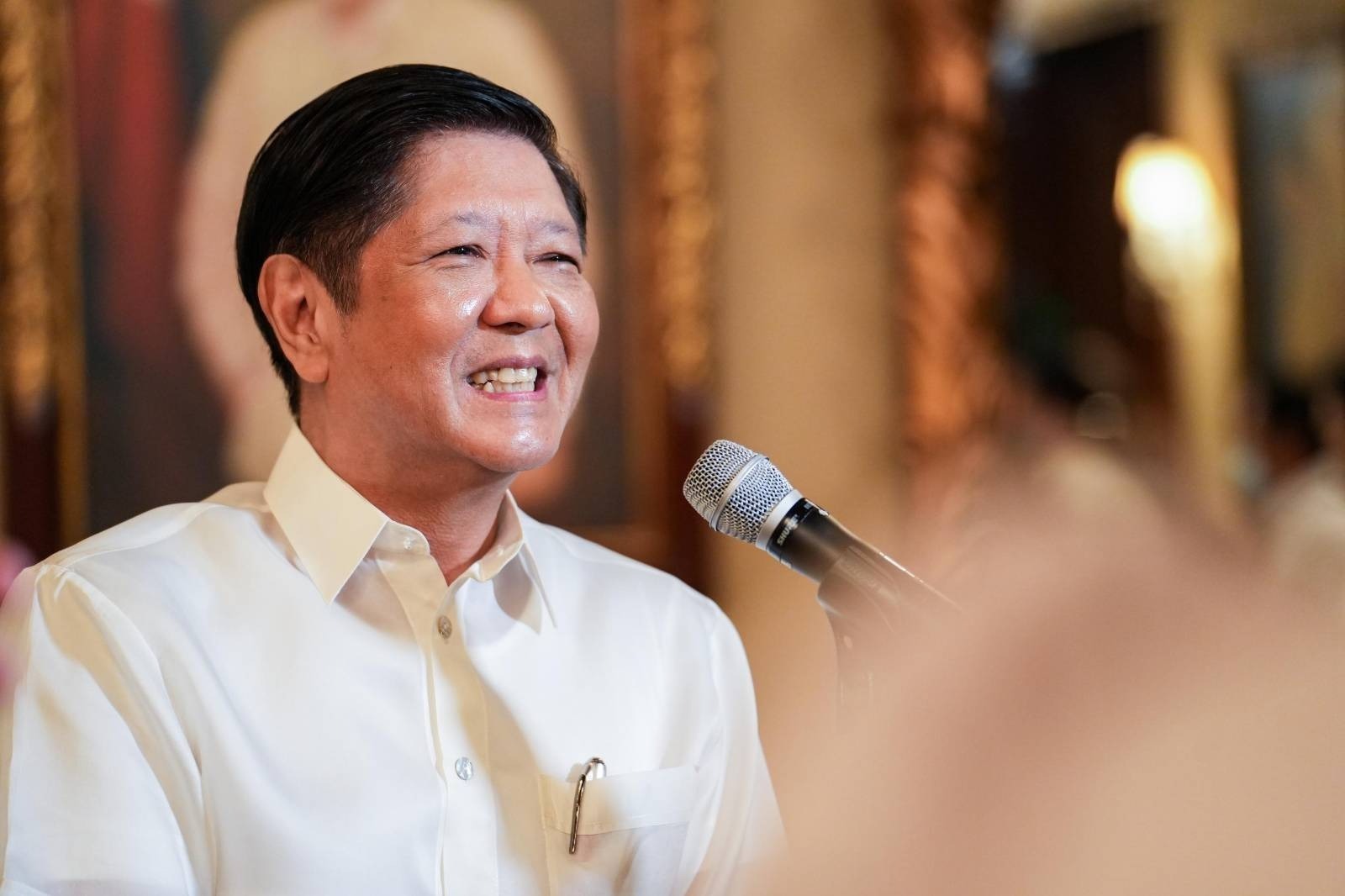 Pinangunahan ni Pangulong Ferdinand R. Marcos Jr. ang ceremonial signing ng Memorandum of Agreement (MOA) sa pagpapatupad ng Kapatid Angat Lahat Agri Program (KALAP) nitong Lunes. Inaasahang mas paiigtingin ng KALAP ang kooperasyon sa pagitan ng pribadong sektor at mga kaugnay na ahensiya ng pamahalaan, kabilang ang Department of Agriculture (DA), Department of Interior and Local Government (DILG), Department of Trade and Industry (DTI), Department of Environment and Natural Resources (DENR) at National ICT Confederation of the Philippines (NICP). Ang KALAP ay isang public-private partnership na may layuning isulong ang value chain integration ng lokal na micro, small and medium enterprises (MSME), small-holder farmers, at fisherfolk.