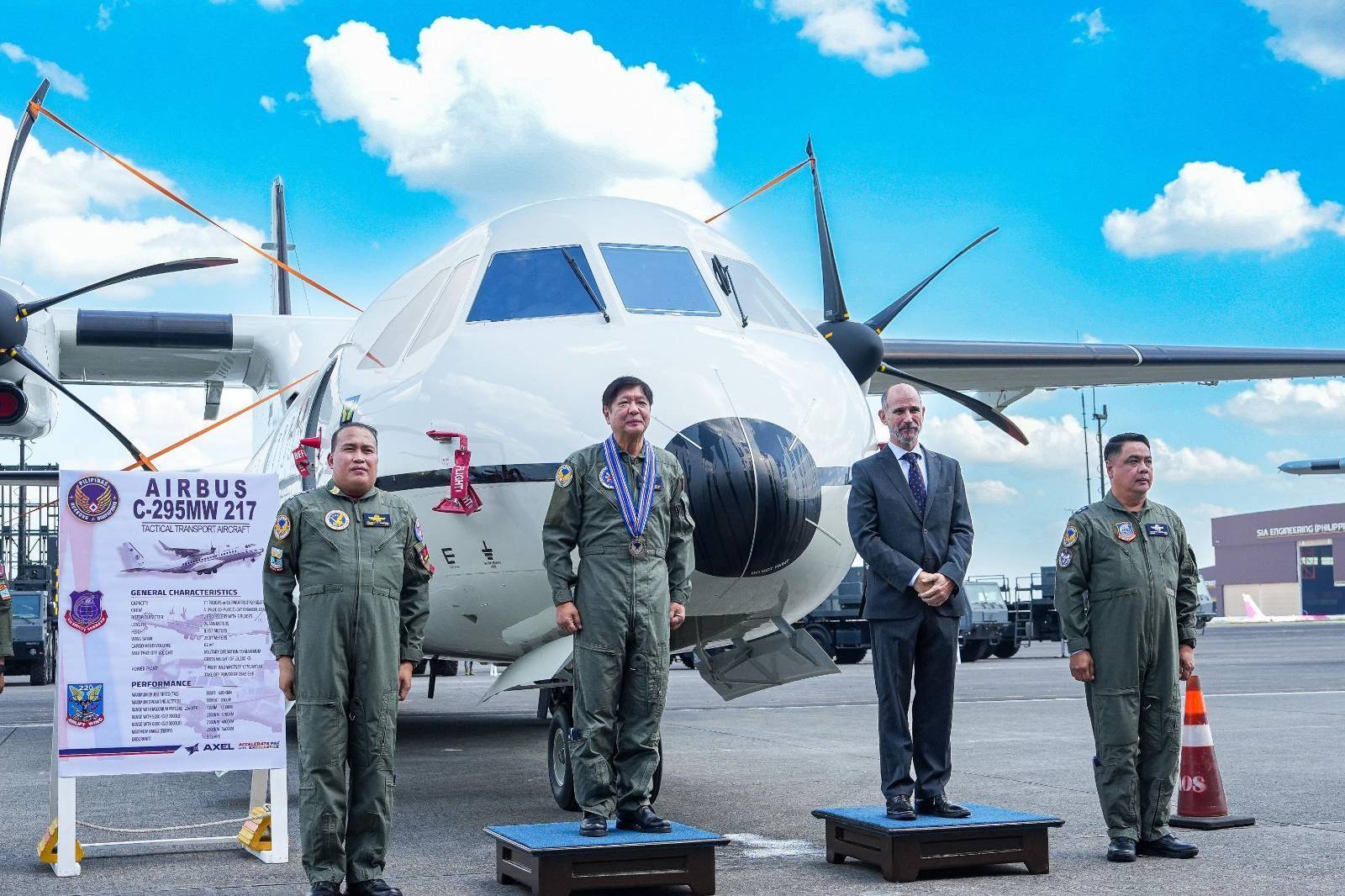 Dumalo si Pangulong Ferdinand R. Marcos Jr. sa ceremonial turnover ng mga bagong C295 Medium Lift Aircraft at Capability Demonstration Flight ng FA-50PH sa Villamor Air Base sa Pasay City ngayong Martes. Sa kanyang talumpati, nagpahayag si PBBM ng kanyang pasasalamat sa bansang Espanya sa kanilang tulong sa pagbili ng bagong C295 at sa pagpapalakas ng posisyon ng bansa sa larangan ng depensa.
Binigyang-pansin din ng Pangulo ang kahalagahan ng pagtiyak sa kaligtasan ng mga assets ng Air Force at ang kaugnay na pagsasanay ng mga crew at kawani upang mapanatiling ligtas ang lahat. Inulit ng Pangulo ang pangako ng administrasyon na pagpapatuloy sa pagpapalakas ng kakayahang pangdepensa ng bansa.