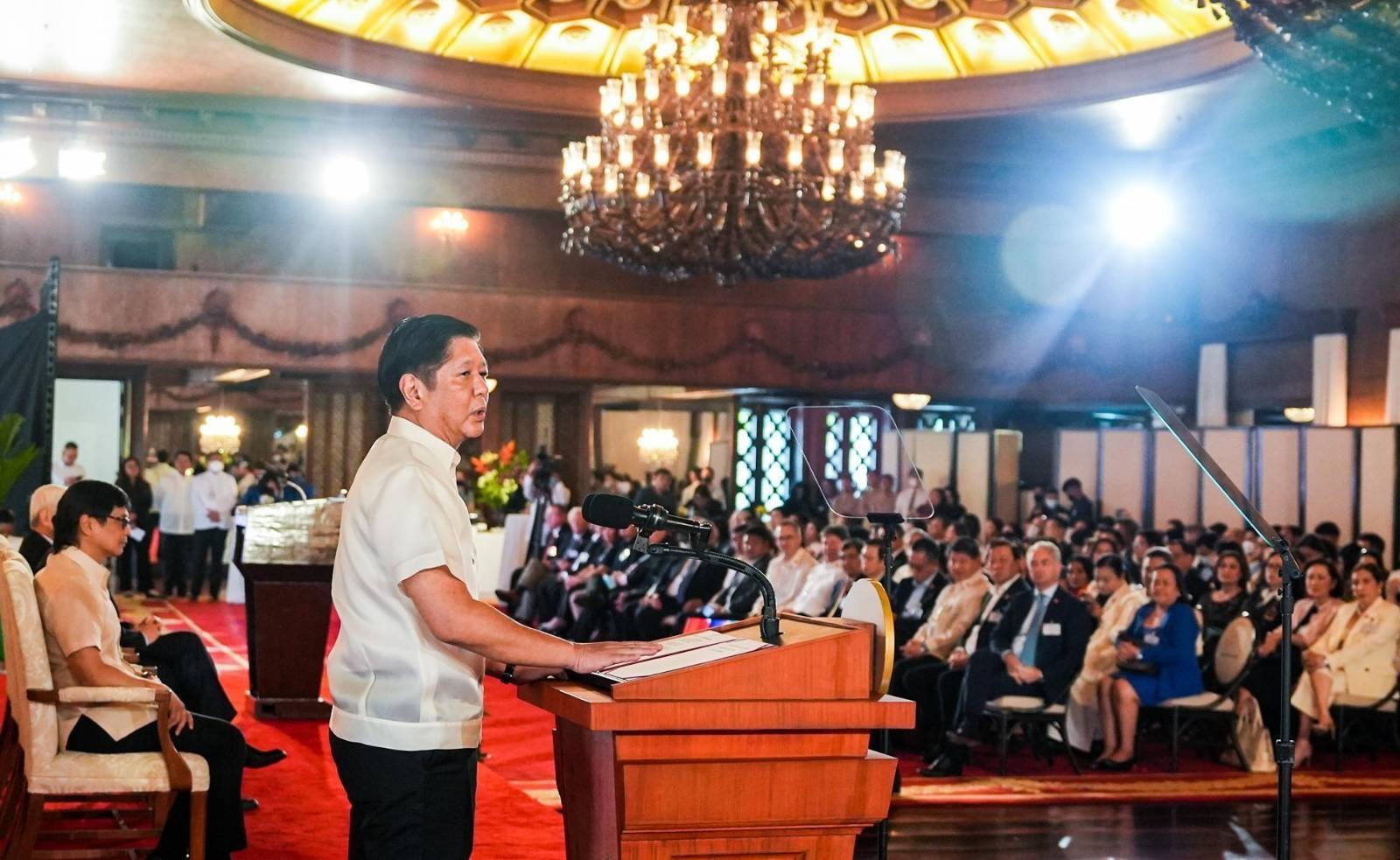 Pinangunahan ni Pangulong Ferdinand R. Marcos Jr. ang ceremonial signing ng Memorandum of Agreement (MOA) sa pagpapatupad ng Kapatid Angat Lahat Agri Program (KALAP) nitong Lunes. Inaasahang mas paiigtingin ng KALAP ang kooperasyon sa pagitan ng pribadong sektor at mga kaugnay na ahensiya ng pamahalaan, kabilang ang Department of Agriculture (DA), Department of Interior and Local Government (DILG), Department of Trade and Industry (DTI), Department of Environment and Natural Resources (DENR) at National ICT Confederation of the Philippines (NICP). Ang KALAP ay isang public-private partnership na may layuning isulong ang value chain integration ng lokal na micro, small and medium enterprises (MSME), small-holder farmers, at fisherfolk.