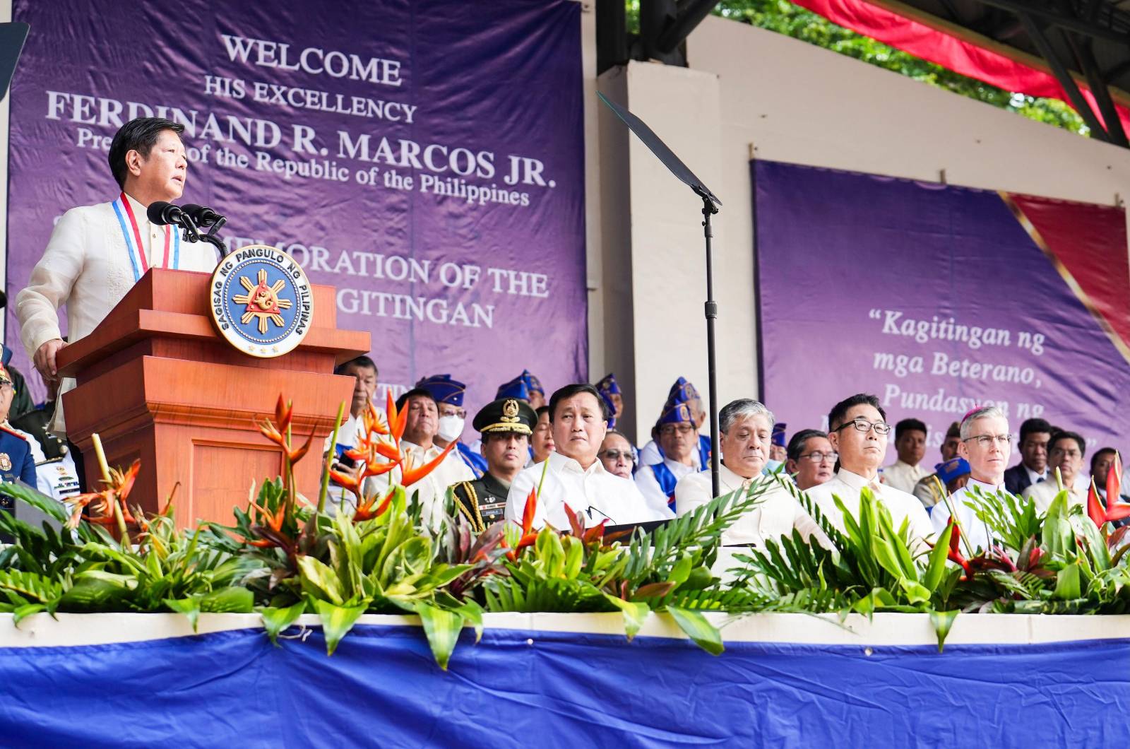 Ngayong selebrasyon ng ika-81 na anibersaryo ng Araw ng Kagitingan, nagbigay ng talumpati si Pangulong Ferdinand R. Marcos Jr. upang pasalamatan ang mga sundalong beterano ng bansa at hikayatin ang publiko na patuloy na ipakita ang kabayanihan ng Pilipino sa kanilang paglilikod sa bayan.Ibinihagi ng Pangulo ang kanyang mensahe sa Mount Samat National Shrine sa Pilar, Bataan na itinayo noong panahon ng panunungkulan ni dating Pangulong Ferdinand E. Marcos para alalahanin ang mga sundalong Pilipino at Amerikano na lumaban sa Fall of Bataan noong Ikalawang Digmaang Pandaigdig.