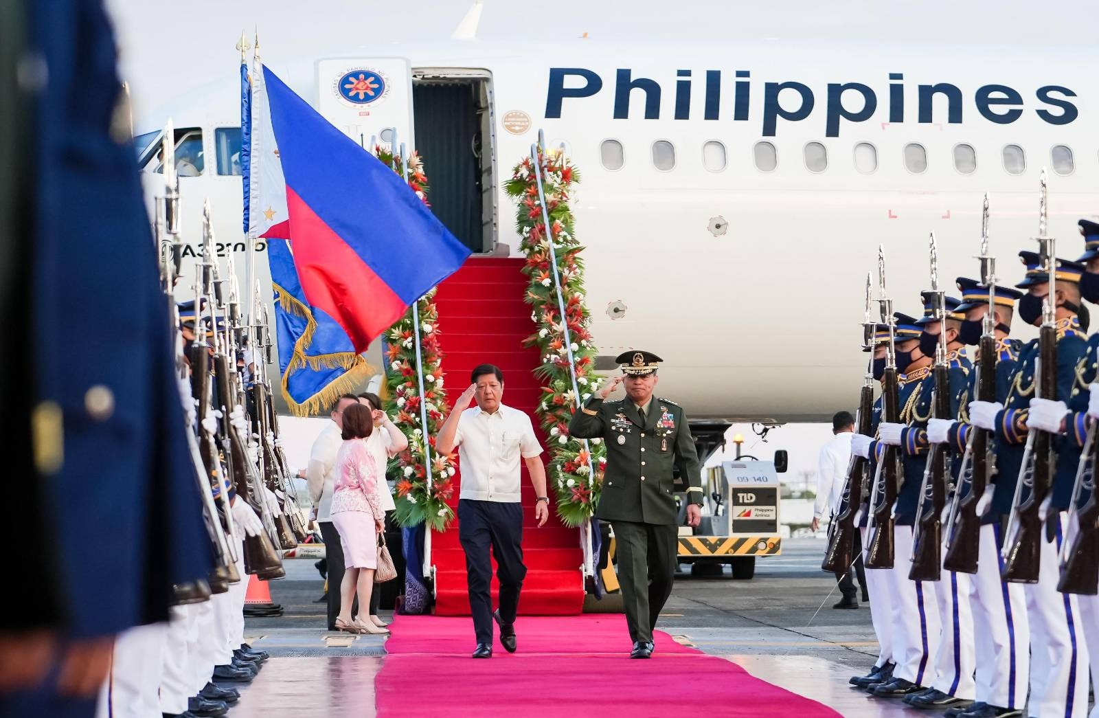 Bumalik na sa bansa si Pangulong Ferdinand R. Marcos Jr. matapos ang kaniyang partisipasyon sa ika-42 na ASEAN Summit sa Labuan Bajo, Indonesia kung saan ibinahagi niya ang kahalagahan ng pagtutulungan ng mga kasaping bansa tungo sa pagpapanatili ng kaunlaran at kapayapaan sa rehiyon.Inilahad ng Pangulo ang pakikiisa ng Pilipinas sa iba’t ibang hangarin ng ASEAN at mga external partner nito sa pagpapayabong ng malayang kalakalan, pagsusuporta sa mga “Nano businesses” at MSMEs, pagsisiguro ng suplay ng pagkain at enerhiya, at ang pagtugon sa epekto ng climate change. Binigyang-diin ng Pangulo ang mapayapang pagresolba sa isyu sa West Philippine Sea base sa 1982 UNCLOS, at siya’y nagpasalamat din kay Indonesian President Joko Widodo para sa mainit na pagtanggap sa delegasyon ng bansa.