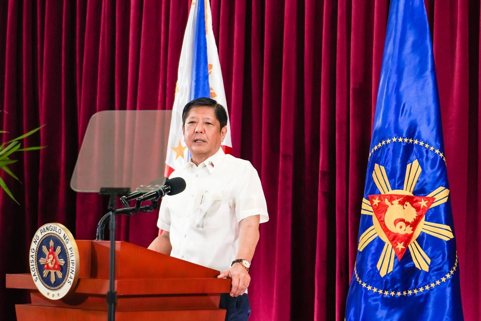 Bumalik na sa bansa si Pangulong Ferdinand R. Marcos Jr. matapos ang kaniyang partisipasyon sa ika-42 na ASEAN Summit sa Labuan Bajo, Indonesia kung saan ibinahagi niya ang kahalagahan ng pagtutulungan ng mga kasaping bansa tungo sa pagpapanatili ng kaunlaran at kapayapaan sa rehiyon.Inilahad ng Pangulo ang pakikiisa ng Pilipinas sa iba’t ibang hangarin ng ASEAN at mga external partner nito sa pagpapayabong ng malayang kalakalan, pagsusuporta sa mga “Nano businesses” at MSMEs, pagsisiguro ng suplay ng pagkain at enerhiya, at ang pagtugon sa epekto ng climate change. Binigyang-diin ng Pangulo ang mapayapang pagresolba sa isyu sa West Philippine Sea base sa 1982 UNCLOS, at siya’y nagpasalamat din kay Indonesian President Joko Widodo para sa mainit na pagtanggap sa delegasyon ng bansa.