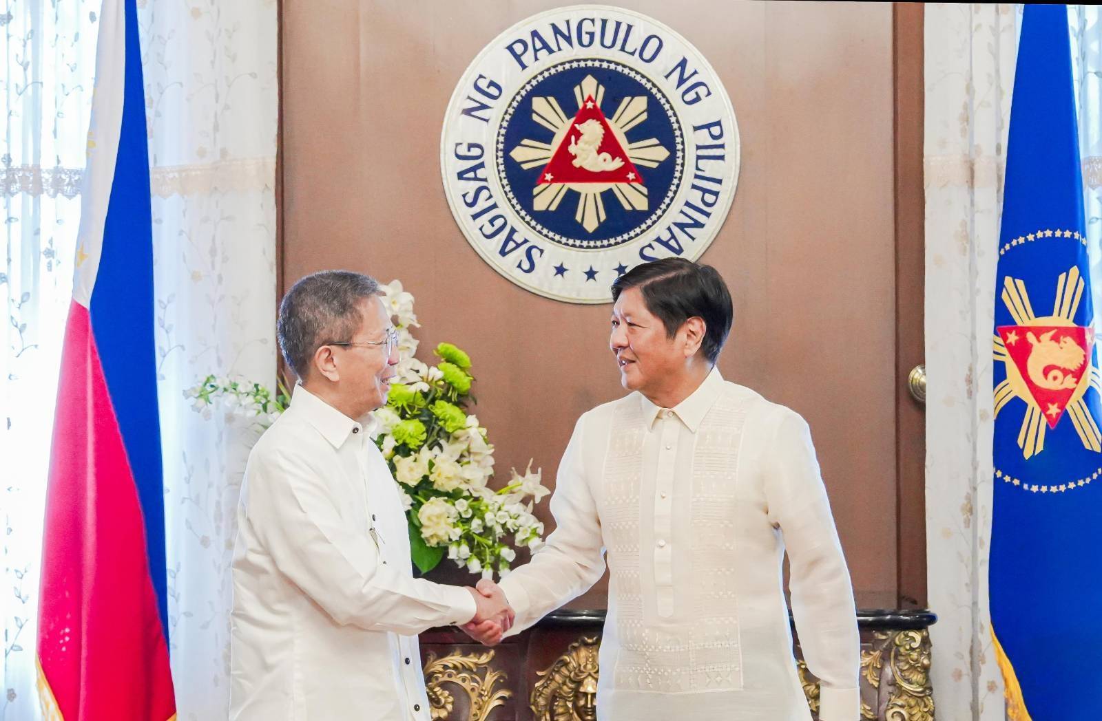 Panibagong energy source ng bansa ang itatayo sa Bangsamoro Autonomous Region in Muslim Mindanao (BARMM)!Sinaksihan ni Pangulong Ferdinand R. Marcos Jr. ngayong araw ang paglagda ng Intergovernmental Energy Board (IEB) Circular para sa paggawad ng petroleum service at coal operating contracts sa BARMM. Inaasahan itong magbibigay-daan sa pagpapatayo at eksplorasyon ng panibagong pagkukunan ng enerhiya ng bansa. 
Magtutulungan ang Department of Energy at Ministry of Environment, Natural Resources and Energy sa pagpapatupad ng naturang joint circular.