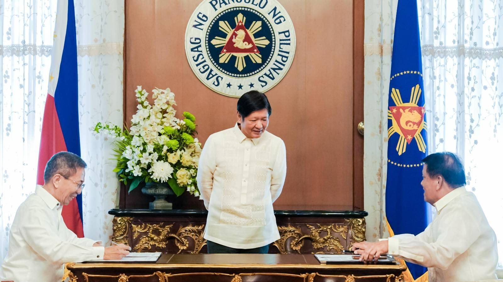 Panibagong energy source ng bansa ang itatayo sa Bangsamoro Autonomous Region in Muslim Mindanao (BARMM)!Sinaksihan ni Pangulong Ferdinand R. Marcos Jr. ngayong araw ang paglagda ng Intergovernmental Energy Board (IEB) Circular para sa paggawad ng petroleum service at coal operating contracts sa BARMM. Inaasahan itong magbibigay-daan sa pagpapatayo at eksplorasyon ng panibagong pagkukunan ng enerhiya ng bansa. 
Magtutulungan ang Department of Energy at Ministry of Environment, Natural Resources and Energy sa pagpapatupad ng naturang joint circular.