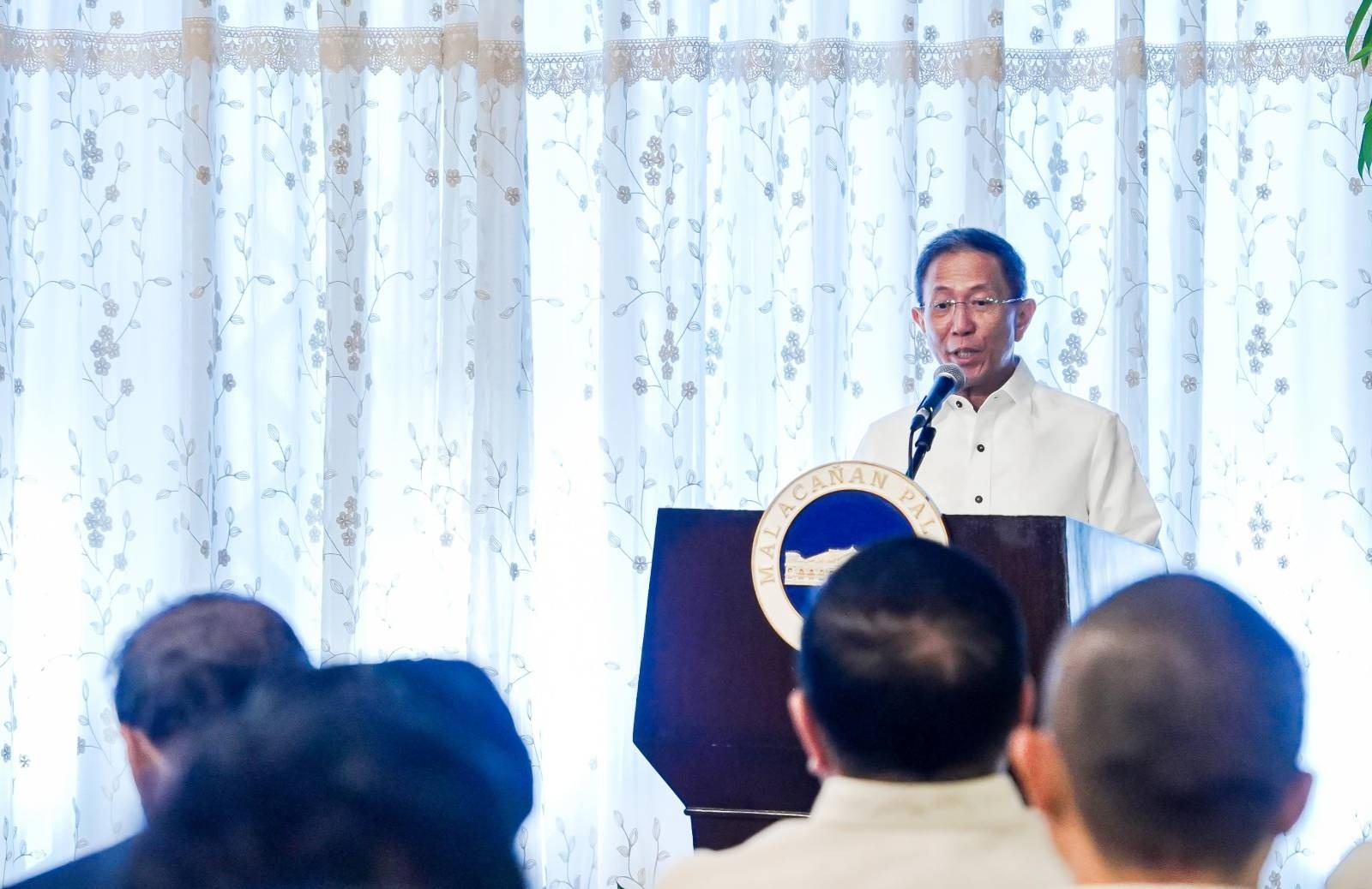 Panibagong energy source ng bansa ang itatayo sa Bangsamoro Autonomous Region in Muslim Mindanao (BARMM)!Sinaksihan ni Pangulong Ferdinand R. Marcos Jr. ngayong araw ang paglagda ng Intergovernmental Energy Board (IEB) Circular para sa paggawad ng petroleum service at coal operating contracts sa BARMM. Inaasahan itong magbibigay-daan sa pagpapatayo at eksplorasyon ng panibagong pagkukunan ng enerhiya ng bansa. 
Magtutulungan ang Department of Energy at Ministry of Environment, Natural Resources and Energy sa pagpapatupad ng naturang joint circular.