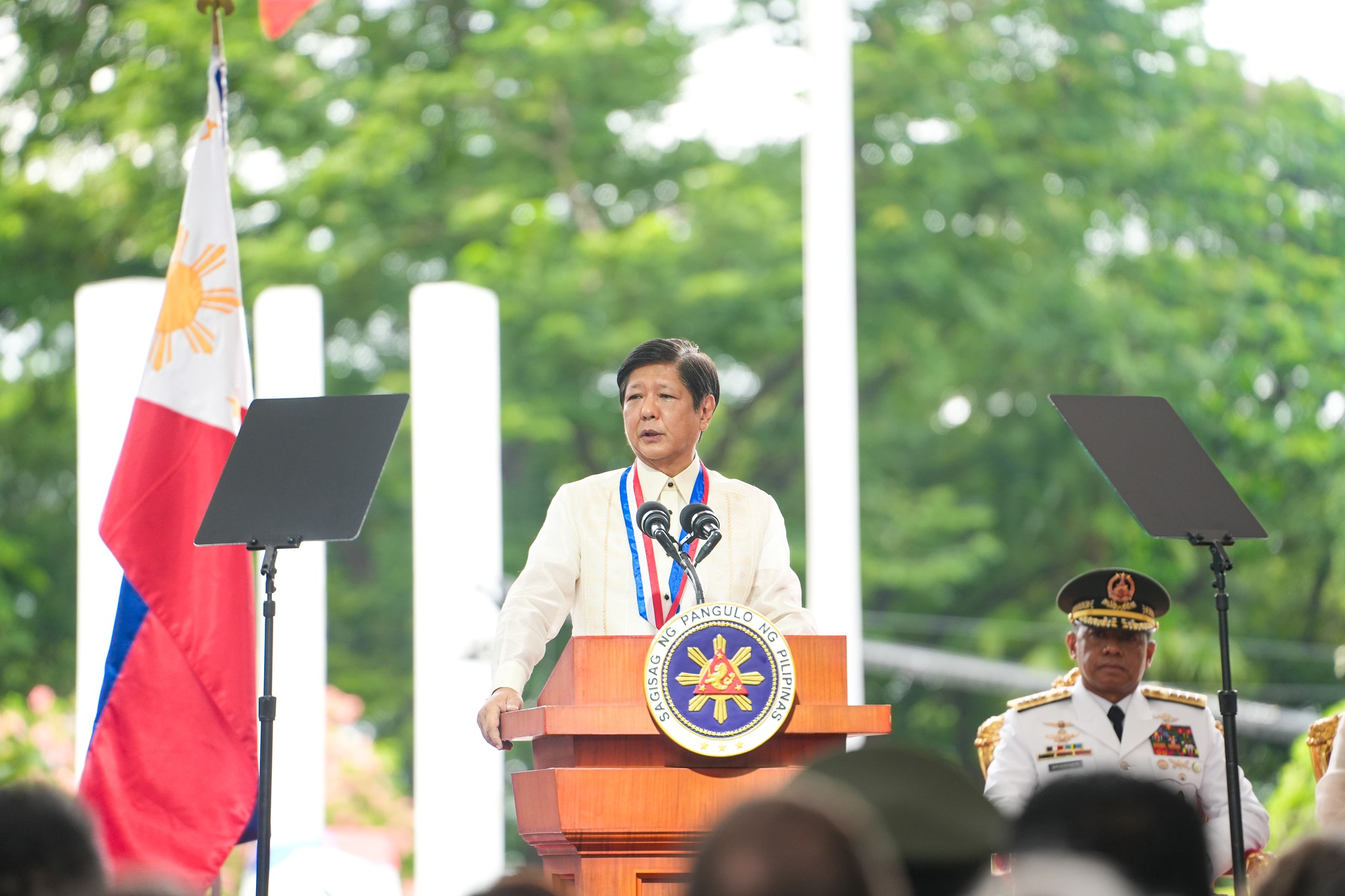 Pinamunuan ni Pangulong Ferdinand R. Marcos Jr. ang isang programa sa Libingan ng mga Bayani para sa komemorasyon ng National Heroes Day ngayong ika-28 ng Agosto 2023. Binigyang-diin ng Pangulo ang kahalagahan ng pagkilala sa mga bayani, tanyag man o mga itinuturing “everyday heroes,” gaya ng mga rumeresponde sa sakuna, mga magsasaka, mga guro, pati na rin ang mga OFW na ipinaglaban ni DMW Sec. Toots Ople. Aniya, marapat lamang na magsilbing inspirasyon ang kanilang kabayanihan at hindi dapat isantabi dahil sa malaking kontribusyon ng mga ito sa bansa.