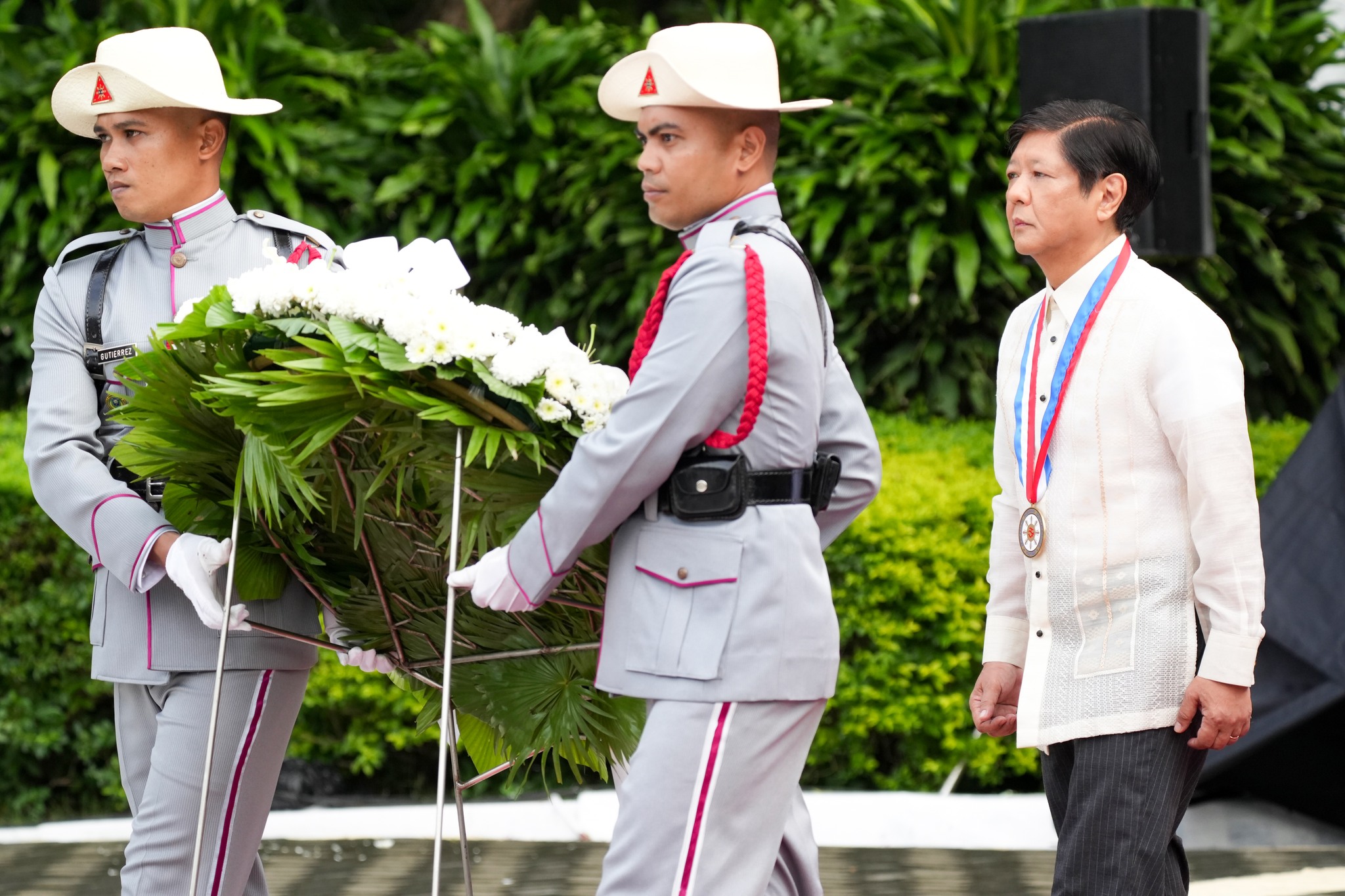 Pinamunuan ni Pangulong Ferdinand R. Marcos Jr. ang isang programa sa Libingan ng mga Bayani para sa komemorasyon ng National Heroes Day ngayong ika-28 ng Agosto 2023.Binigyang-diin ng Pangulo ang kahalagahan ng pagkilala sa mga bayani, tanyag man o mga itinuturing “everyday heroes,” gaya ng mga rumeresponde sa sakuna, mga magsasaka, mga guro, pati na rin ang mga OFW na ipinaglaban ni DMW Sec. Toots Ople. Aniya, marapat lamang na magsilbing inspirasyon ang kanilang kabayanihan at hindi dapat isantabi dahil sa malaking kontribusyon ng mga ito sa bansa.